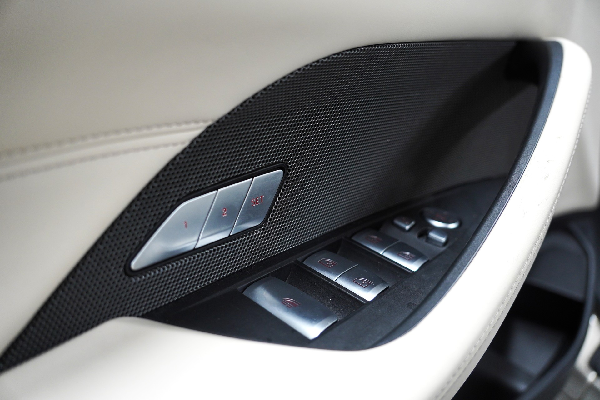 BMW M4 Cabrio Competition M xDrive-image-15