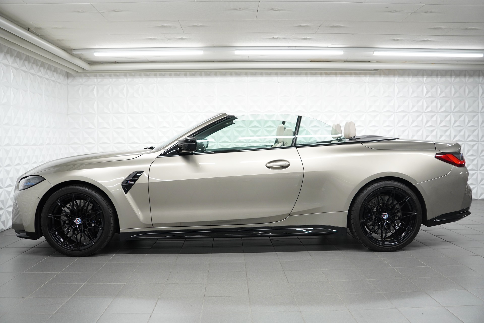 BMW M4 Cabrio Competition M xDrive-image-1