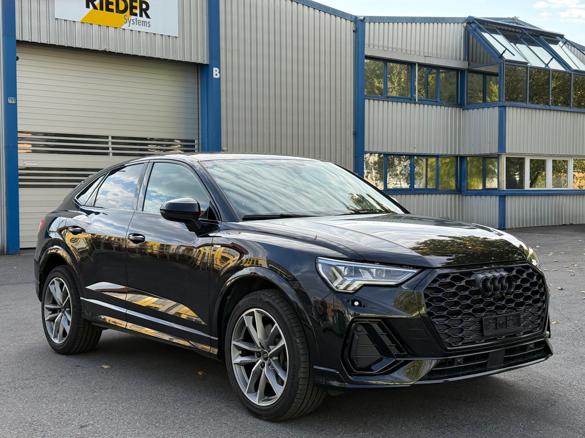AUDI Q3 Sportback 40 TDI S line quattro S-tronic-image-2