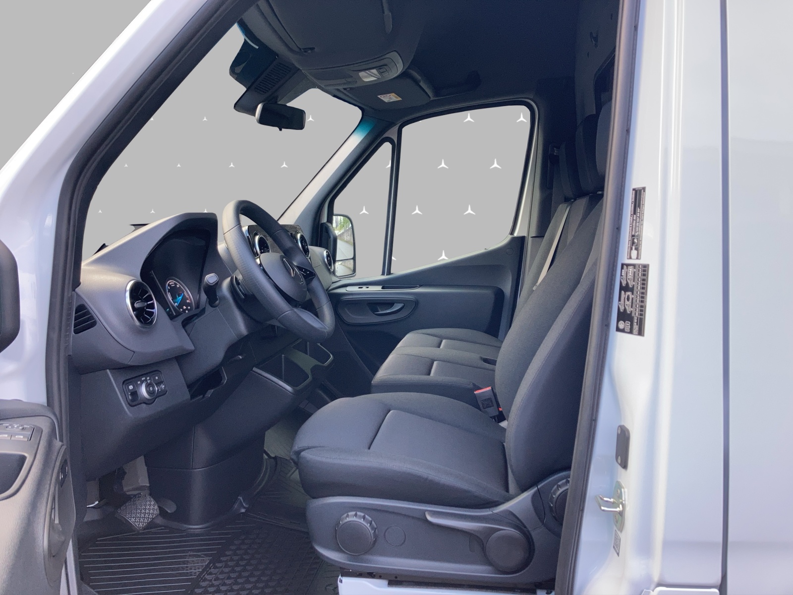 MERCEDES-BENZ eSprinter 320 KA S Pro-image-9