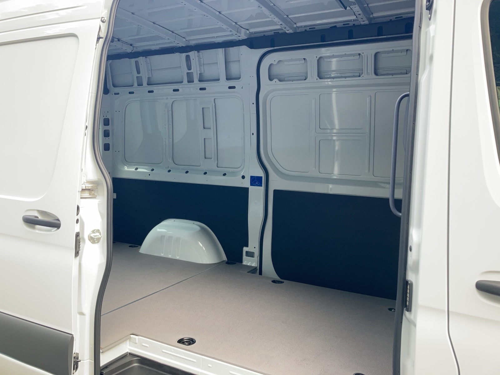 MERCEDES-BENZ eSprinter 320 KA S Pro-image-8