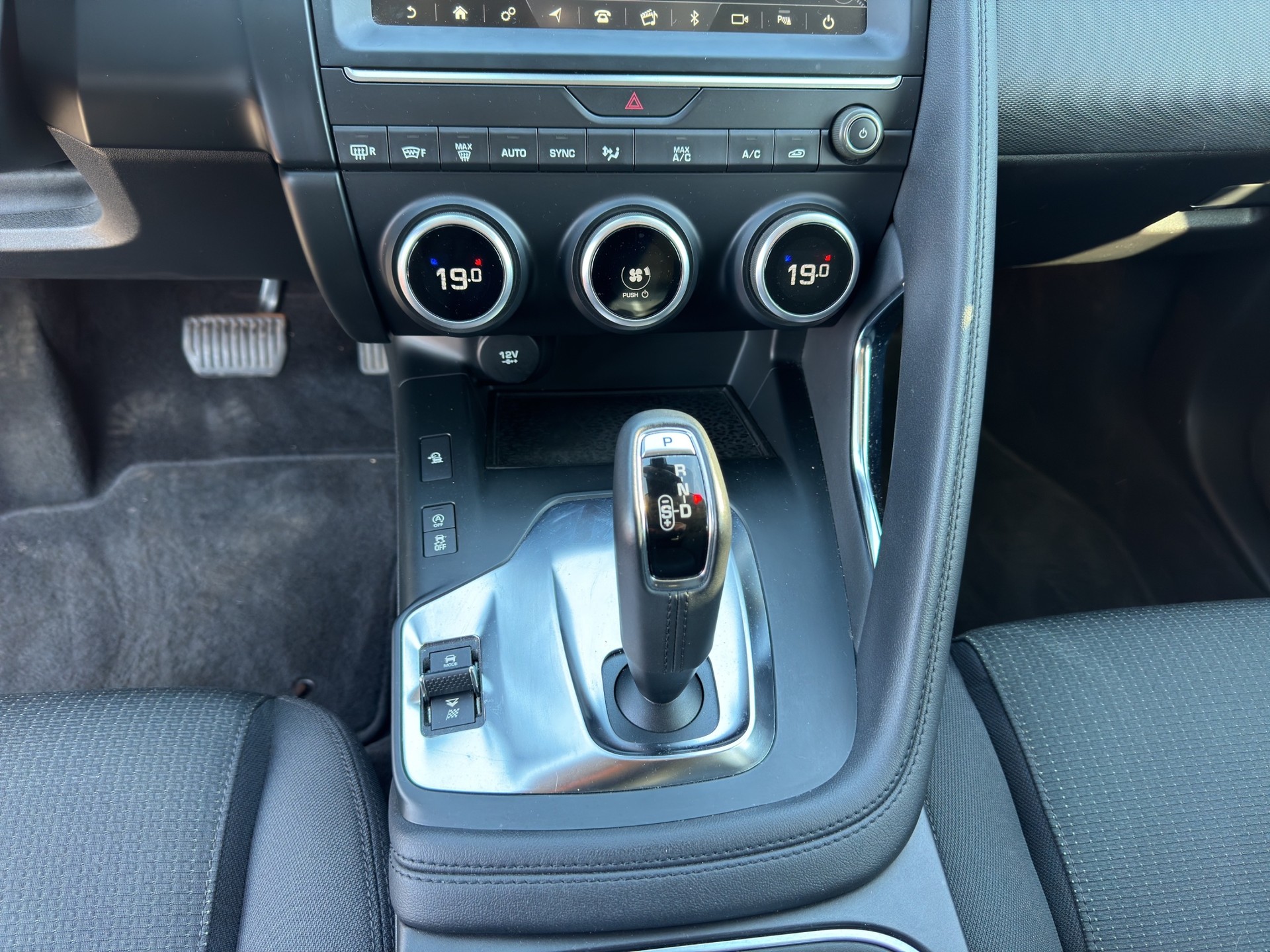 JAGUAR E-Pace 2.0 P200 AWD Automatik-image-13