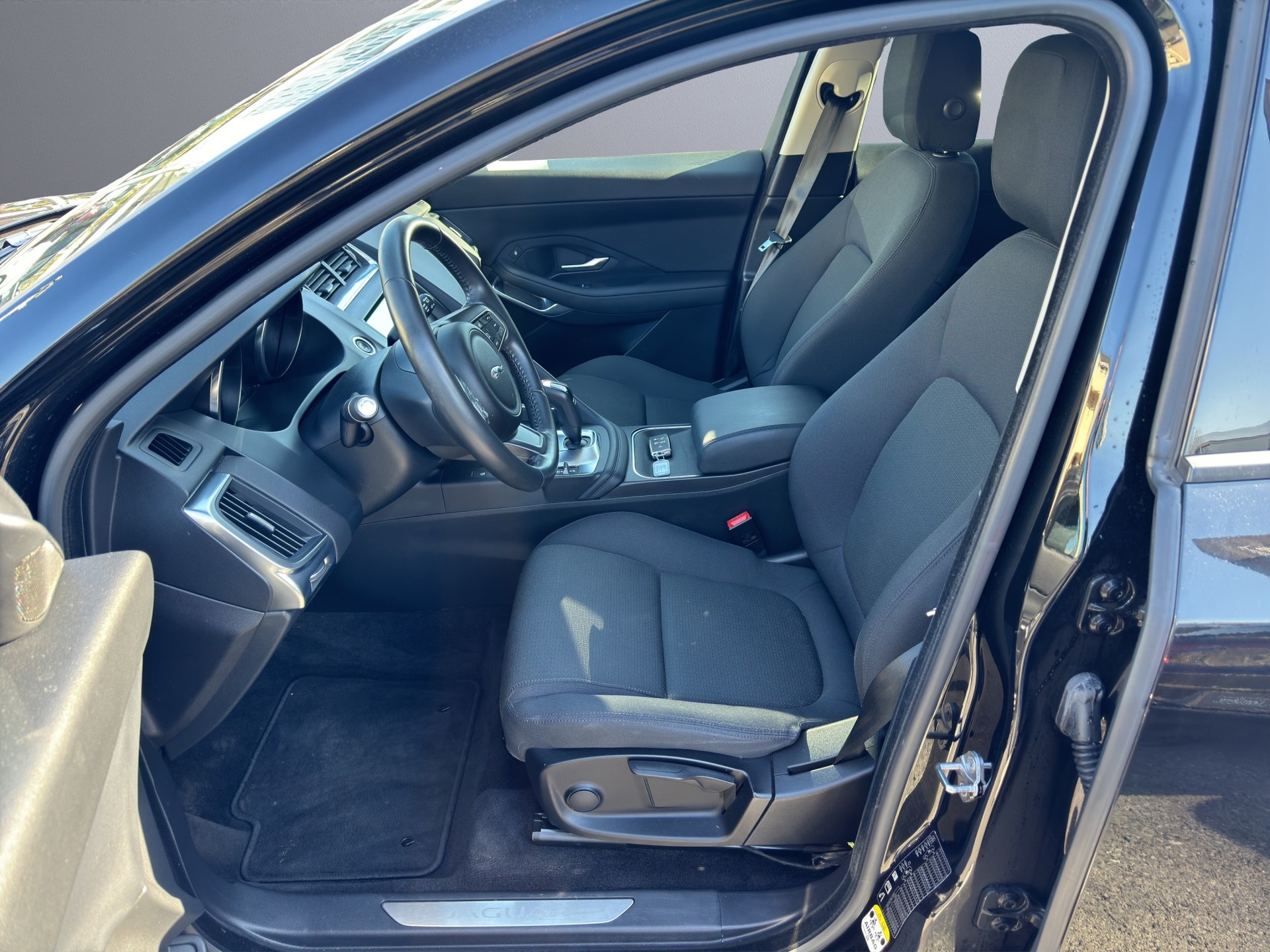 JAGUAR E-Pace 2.0 P200 AWD Automatik-image-10