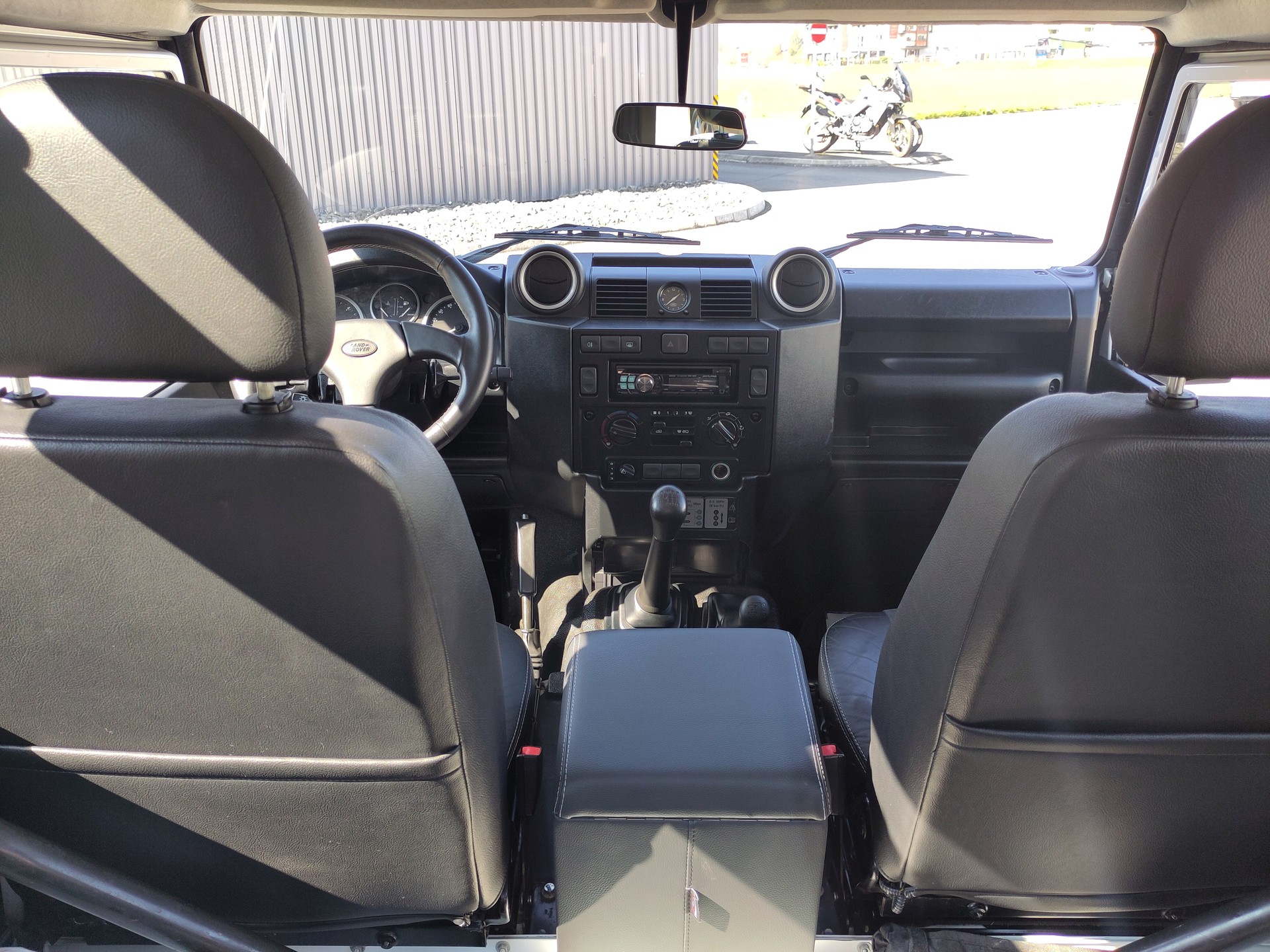 LAND ROVER Defender 90 2.2 TD4 Station Wagon-image-9