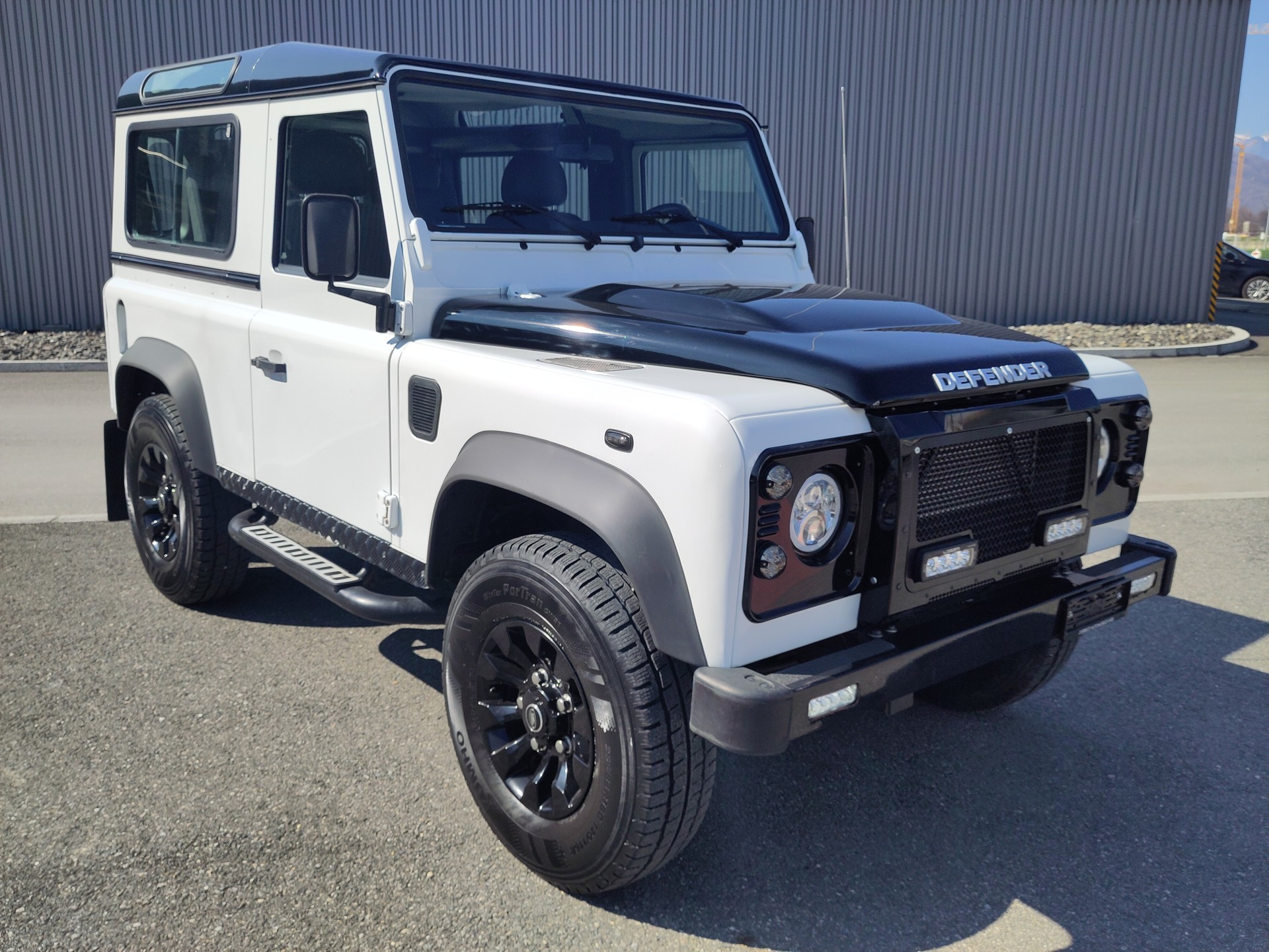 LAND ROVER Defender 90 2.2 TD4 Station Wagon-image-0