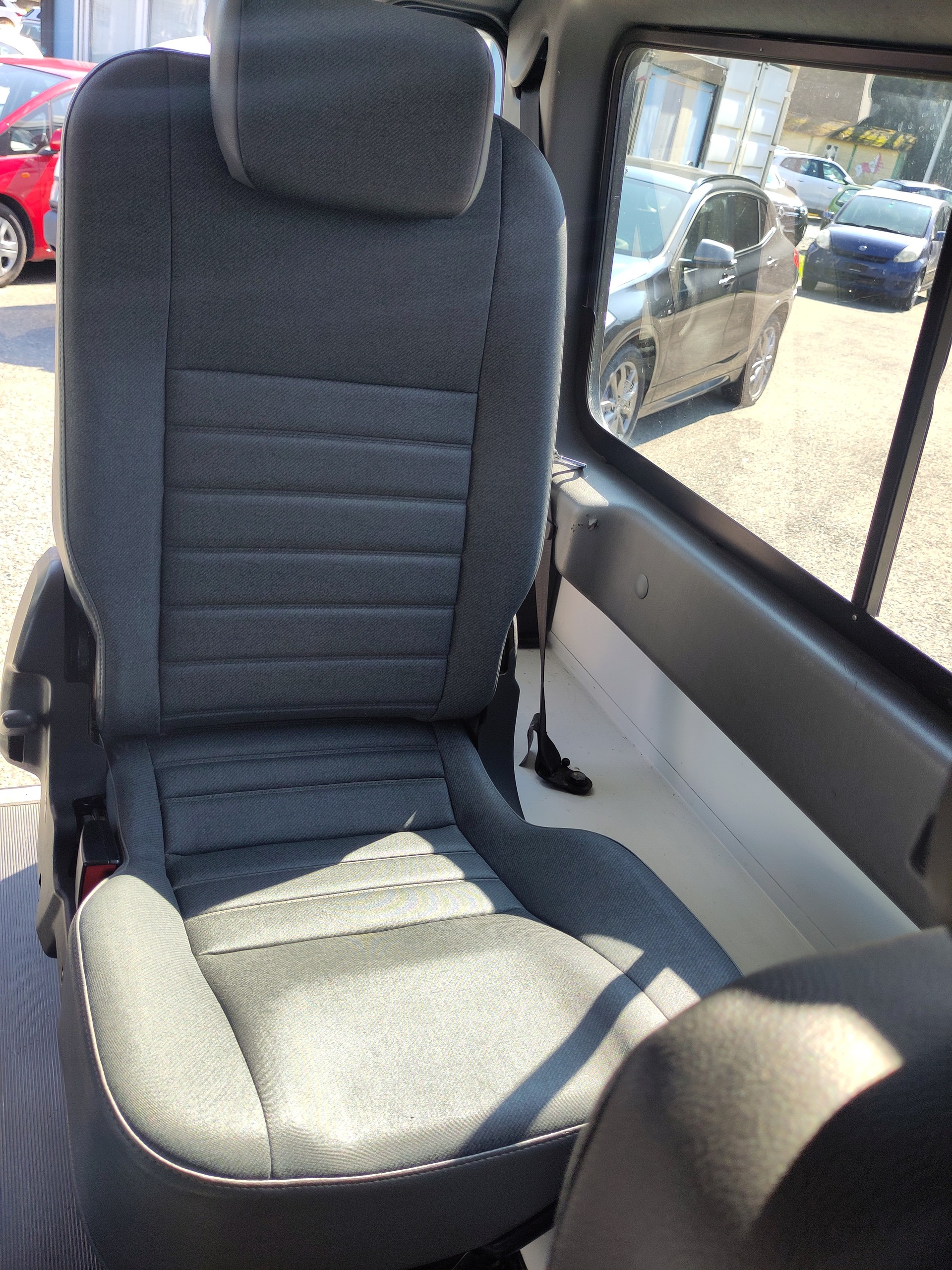 LAND ROVER Defender 90 2.2 TD4 Station Wagon-image-7