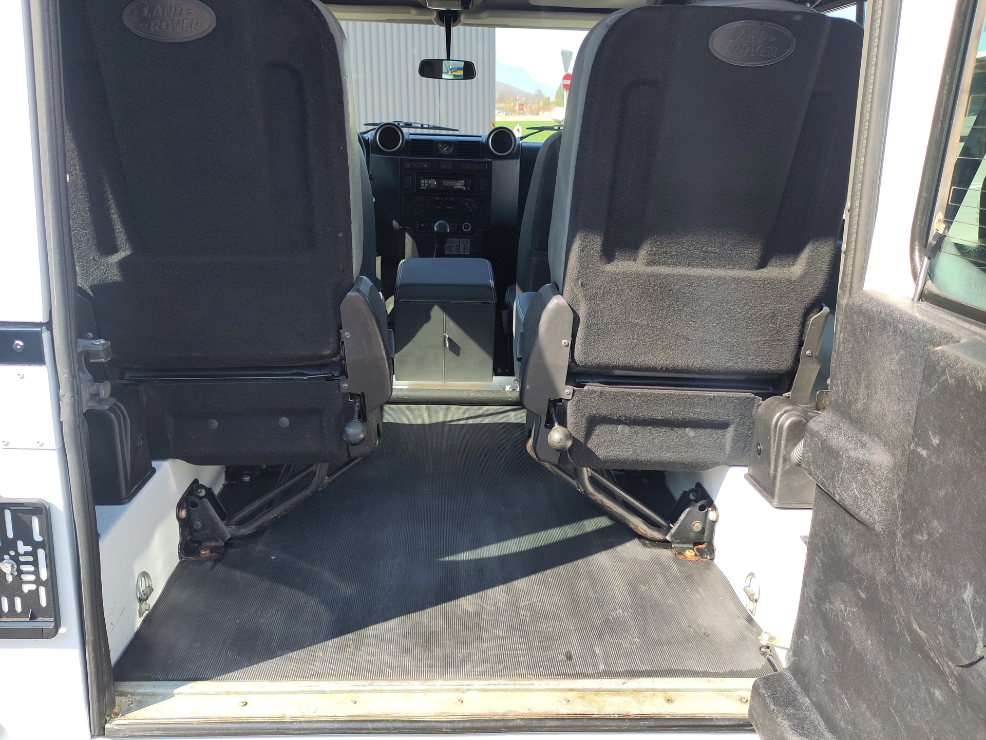 LAND ROVER Defender 90 2.2 TD4 Station Wagon-image-10