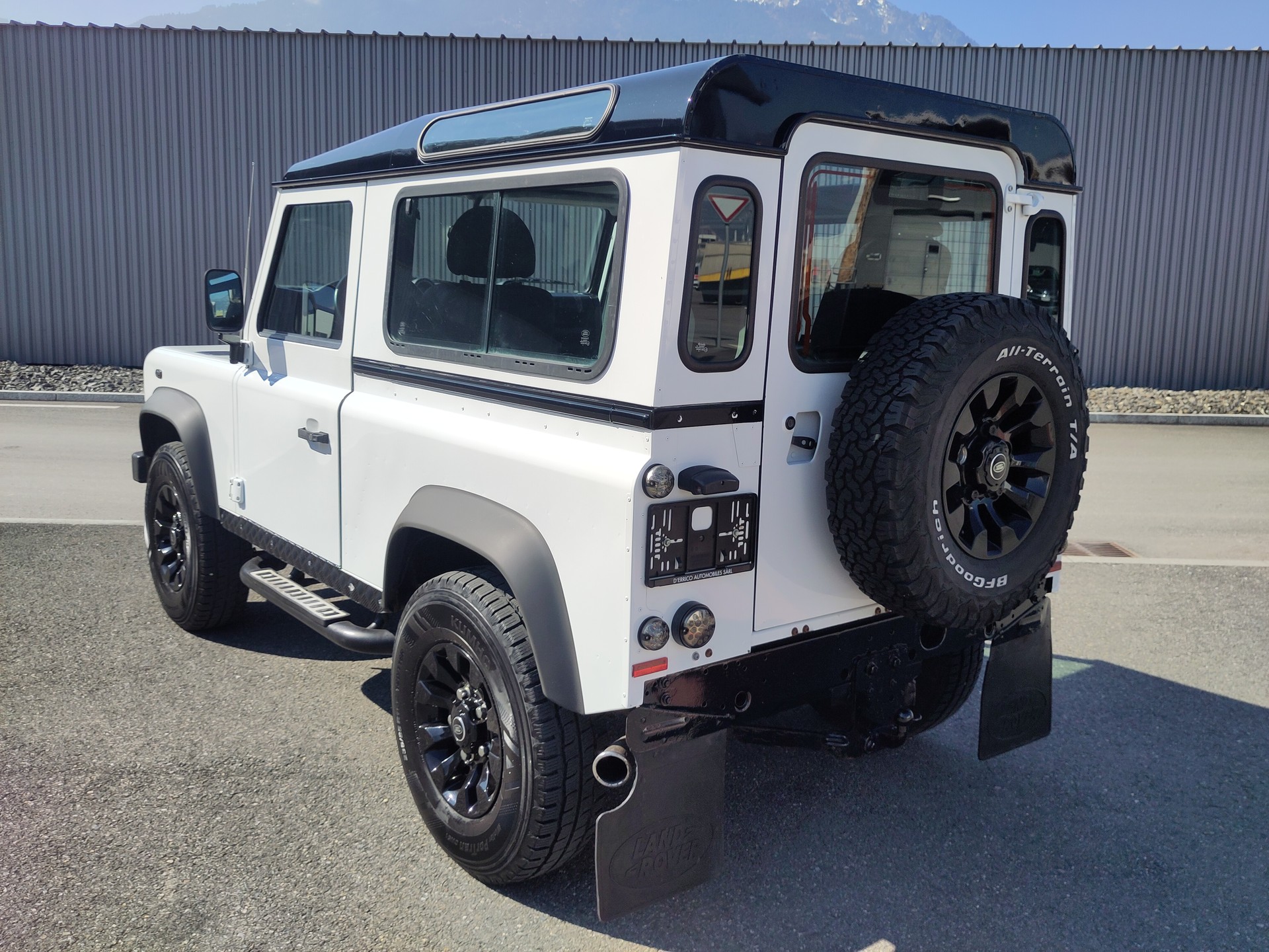 LAND ROVER Defender 90 2.2 TD4 Station Wagon-image-2