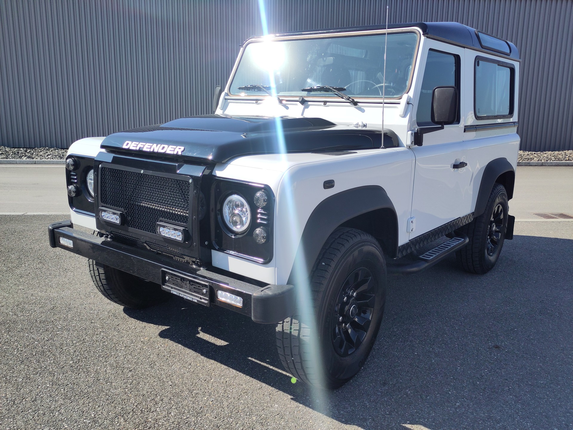 LAND ROVER Defender 90 2.2 TD4 Station Wagon-image-1