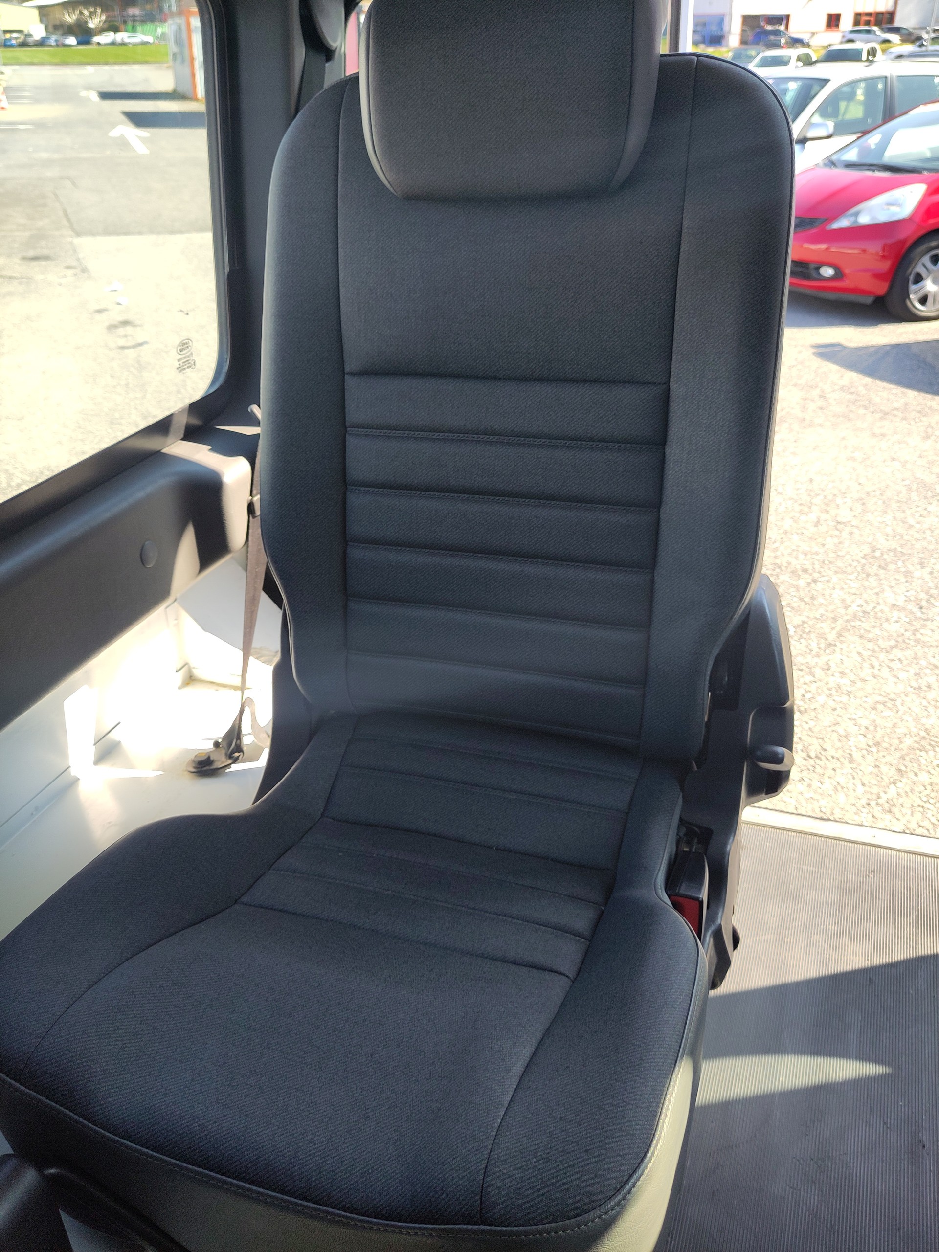 LAND ROVER Defender 90 2.2 TD4 Station Wagon-image-6