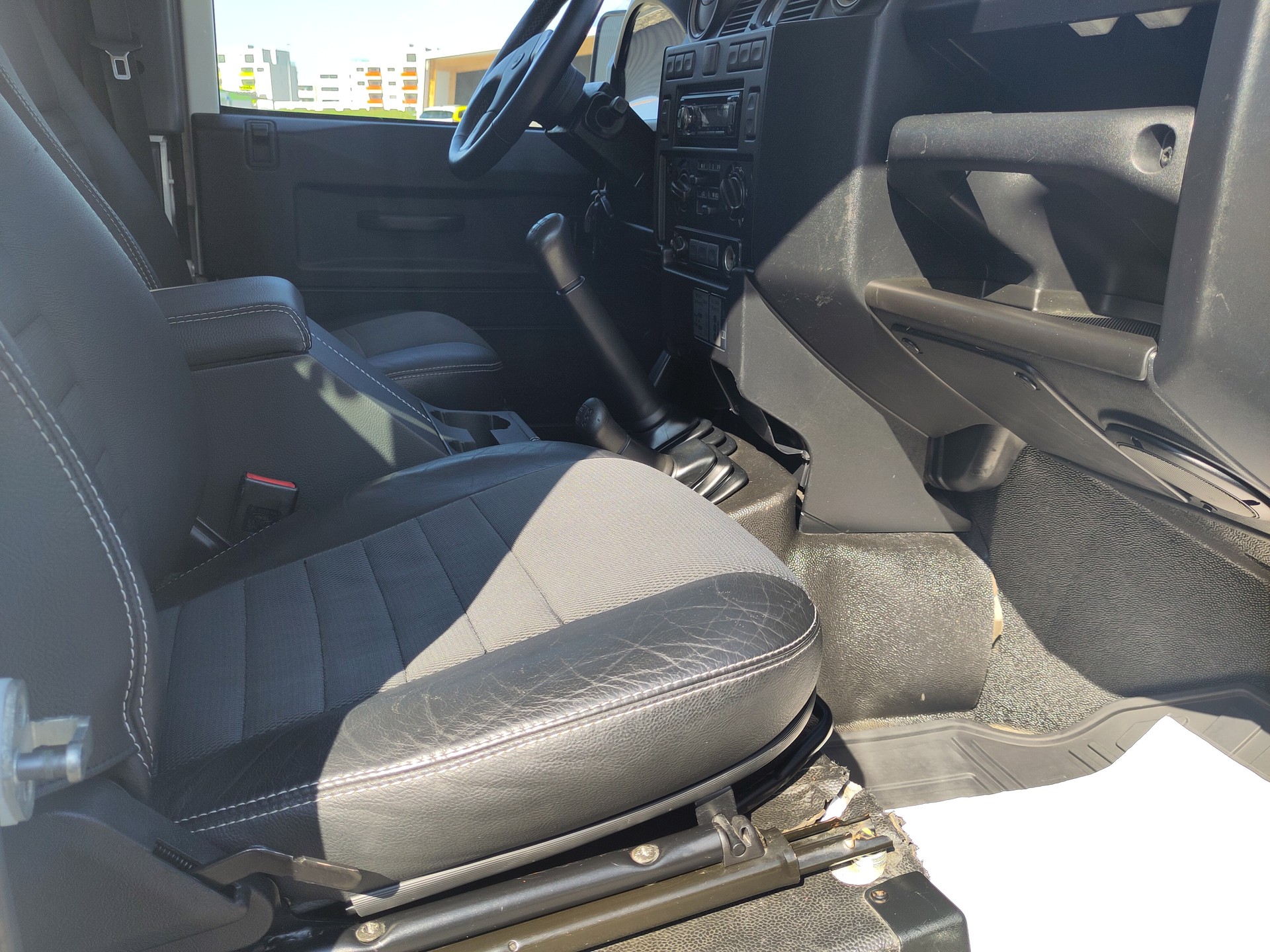 LAND ROVER Defender 90 2.2 TD4 Station Wagon-image-5