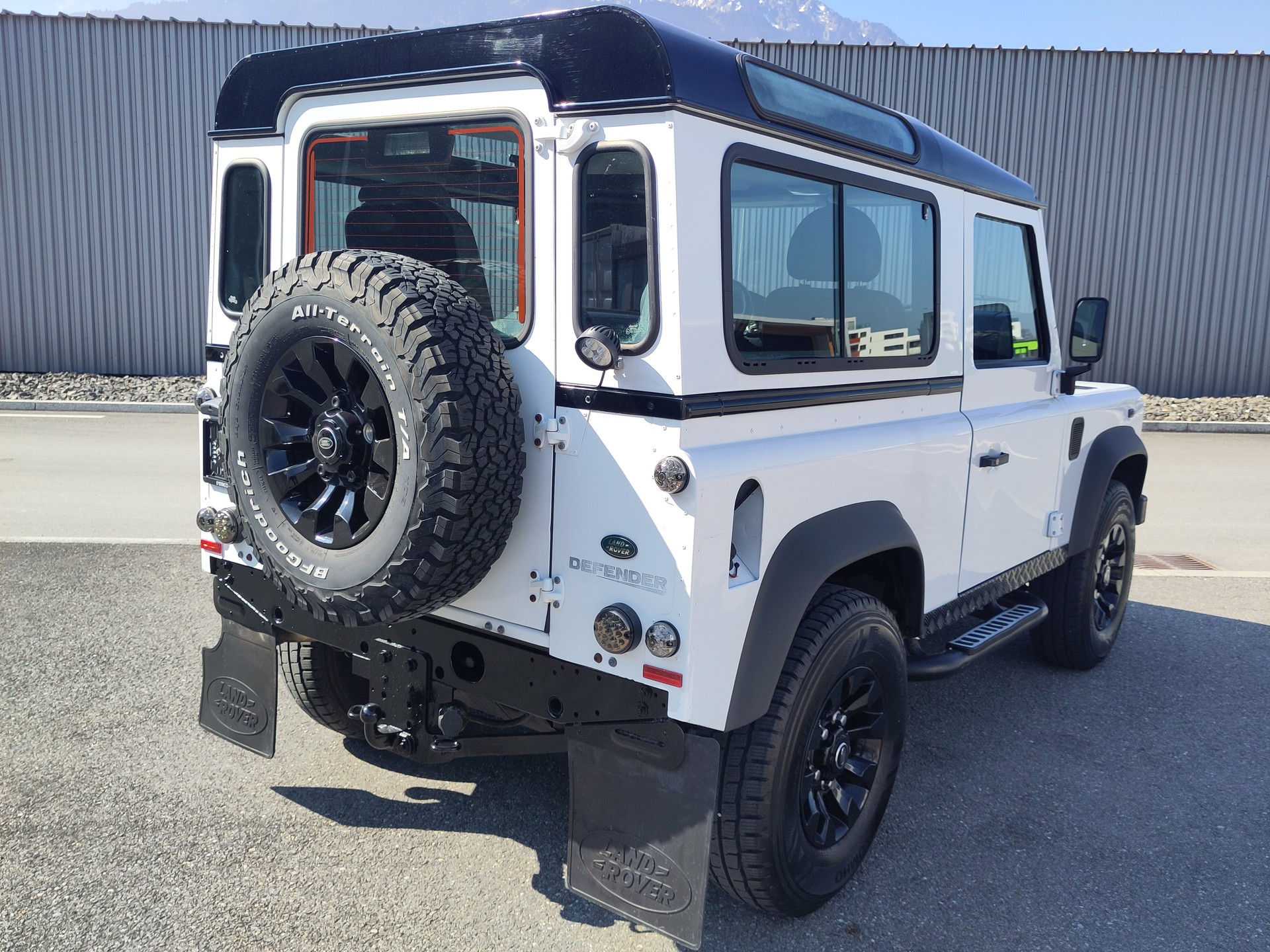 LAND ROVER Defender 90 2.2 TD4 Station Wagon-image-3