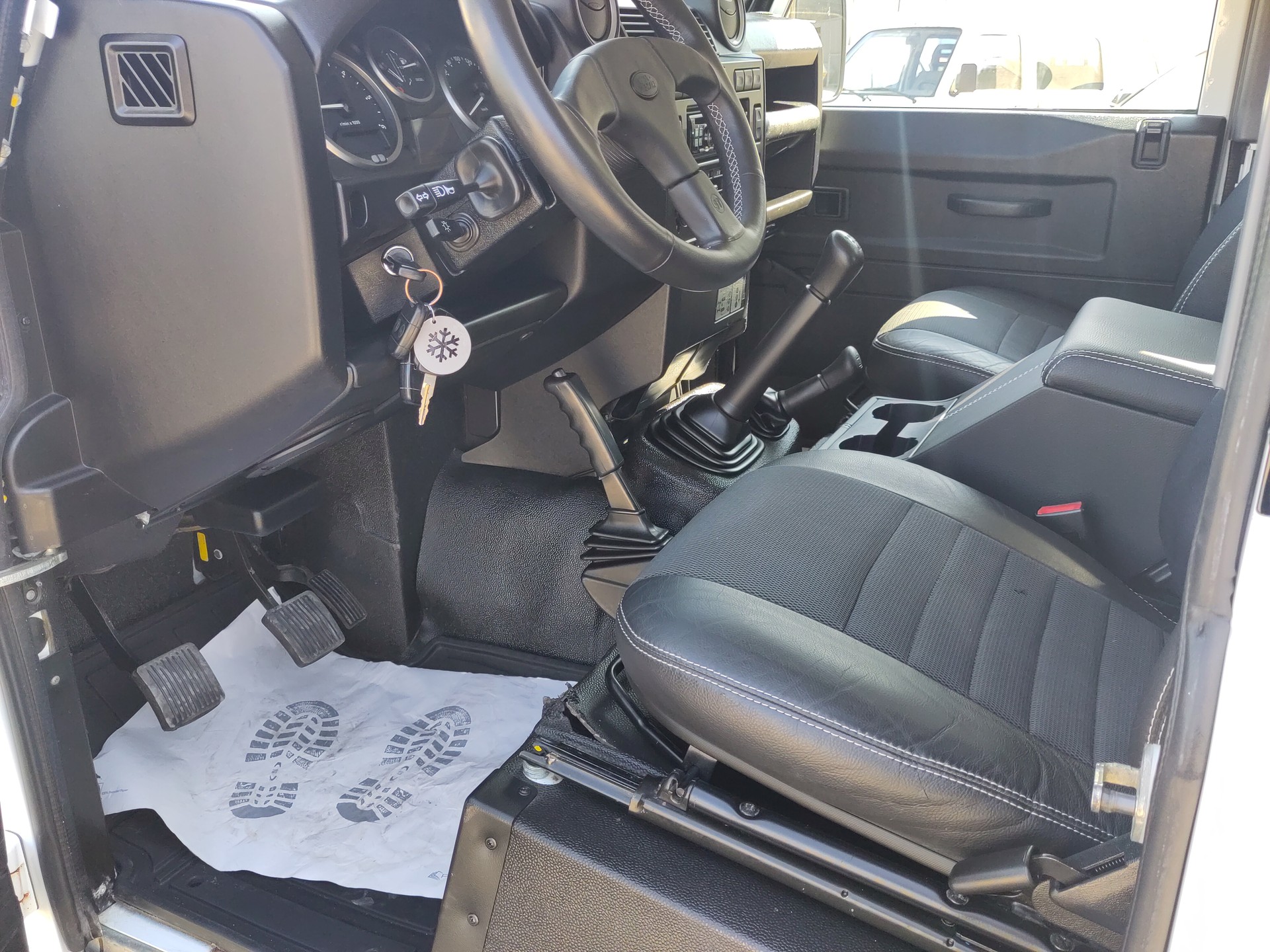 LAND ROVER Defender 90 2.2 TD4 Station Wagon-image-4