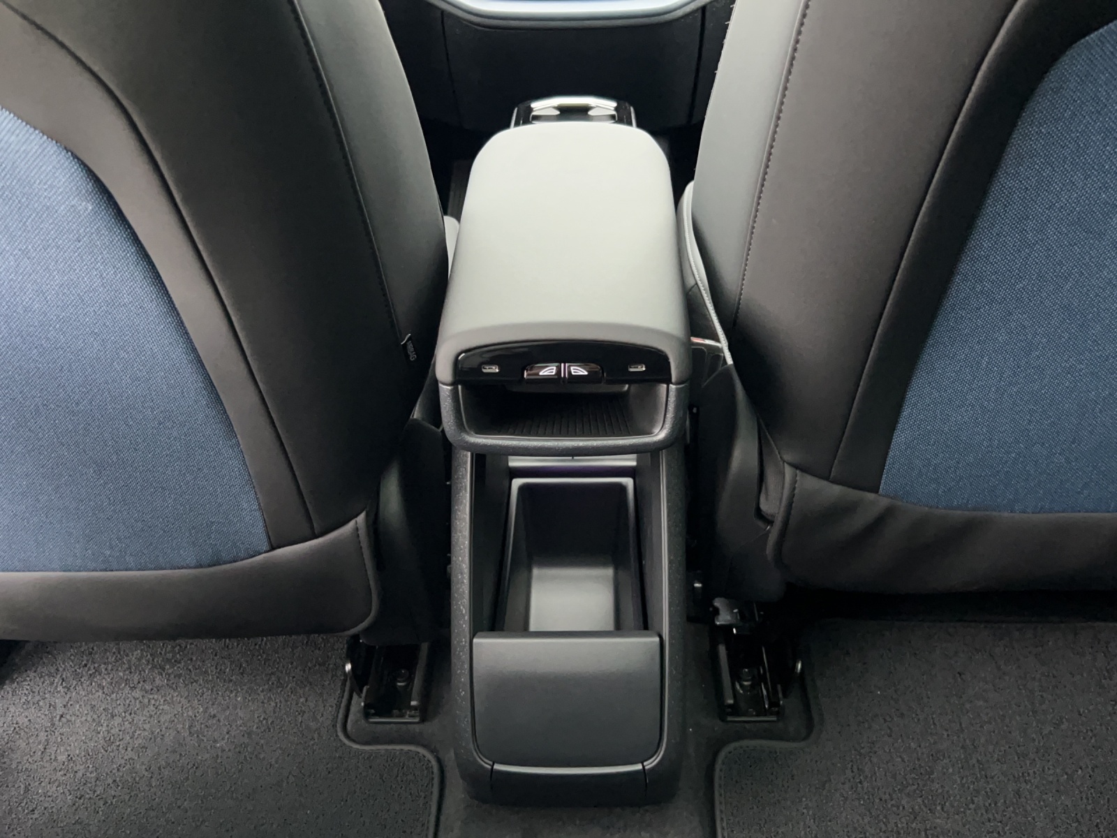 VOLVO EX30 E60 69kWh Twin Ultra-image-9