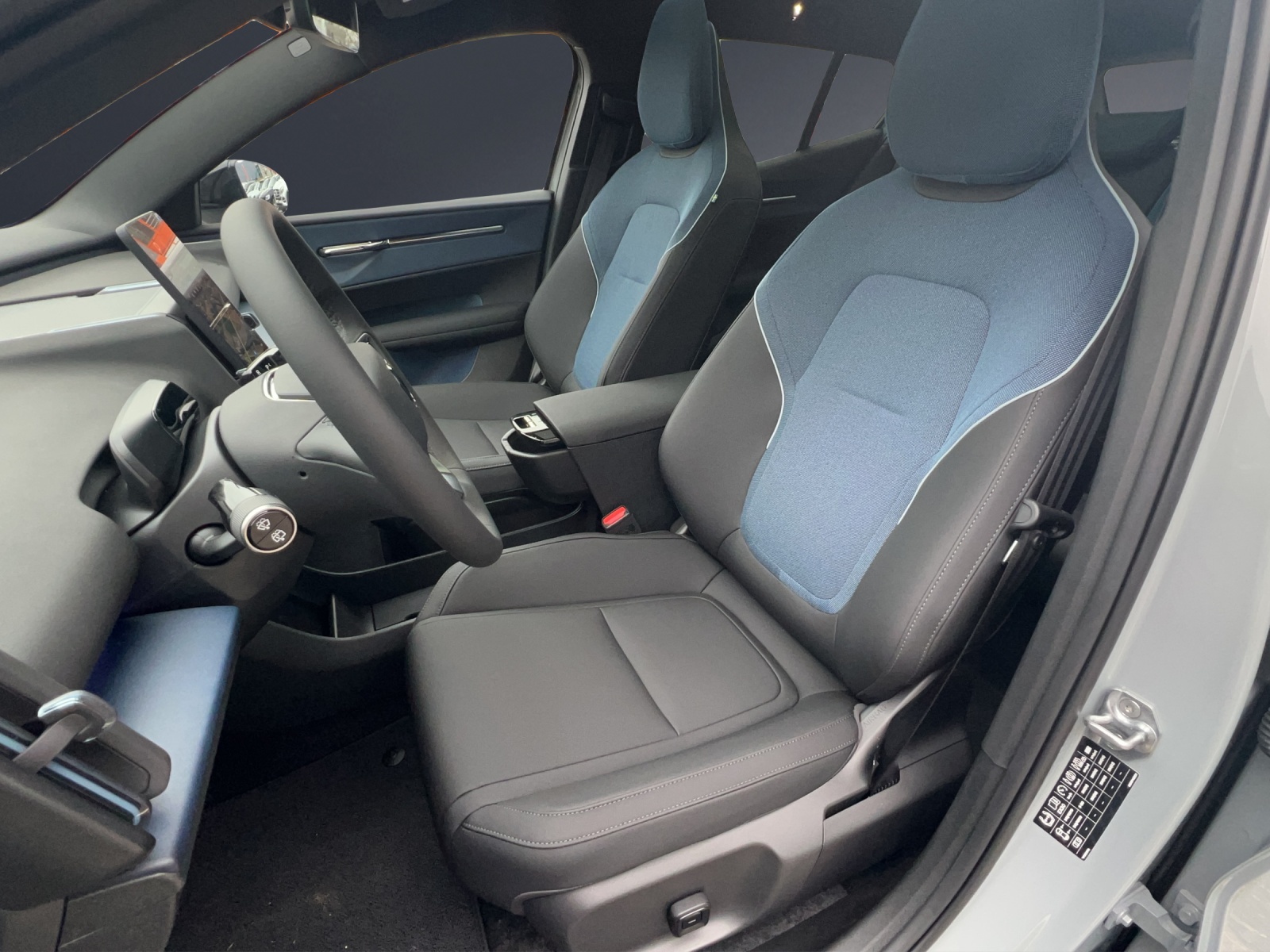 VOLVO EX30 E60 69kWh Twin Ultra-image-13