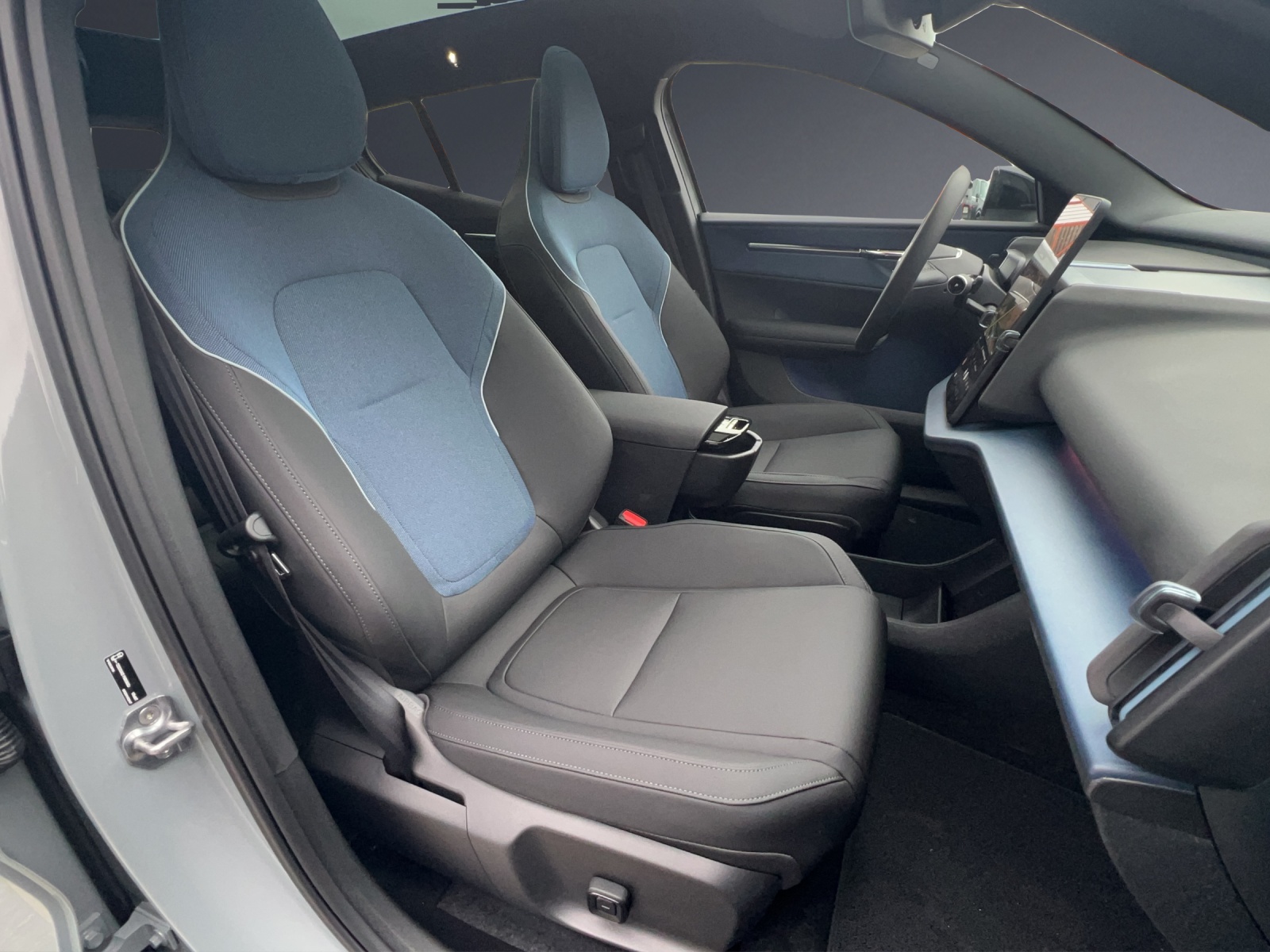 VOLVO EX30 E60 69kWh Twin Ultra-image-19