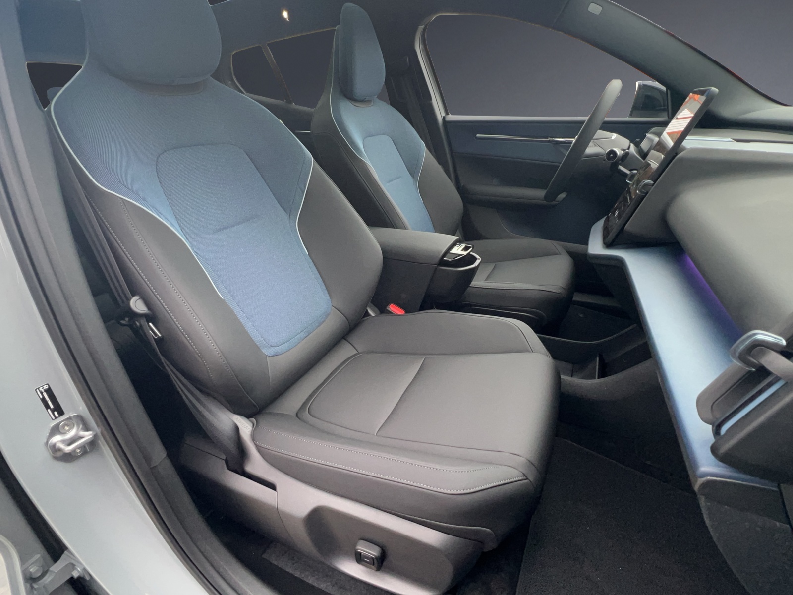 VOLVO EX30 E60 69kWh Twin Ultra-image-17