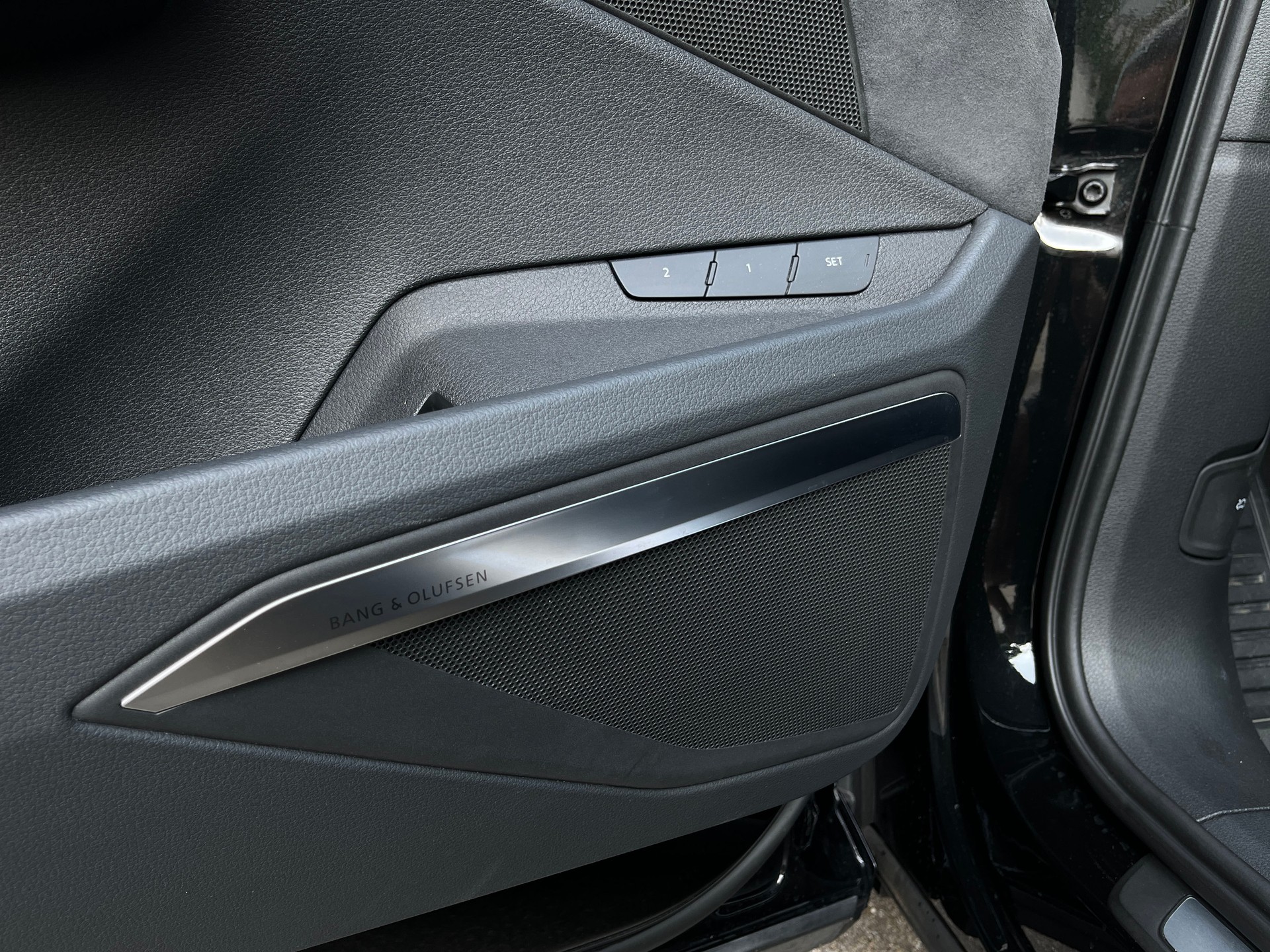 AUDI e-tron S Sportback quattro-image-12