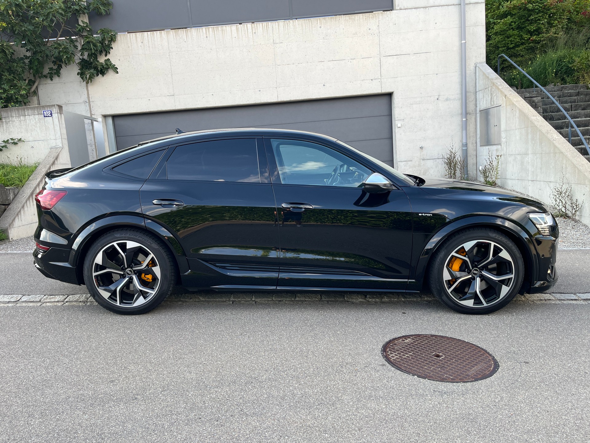 AUDI e-tron S Sportback quattro-image-3