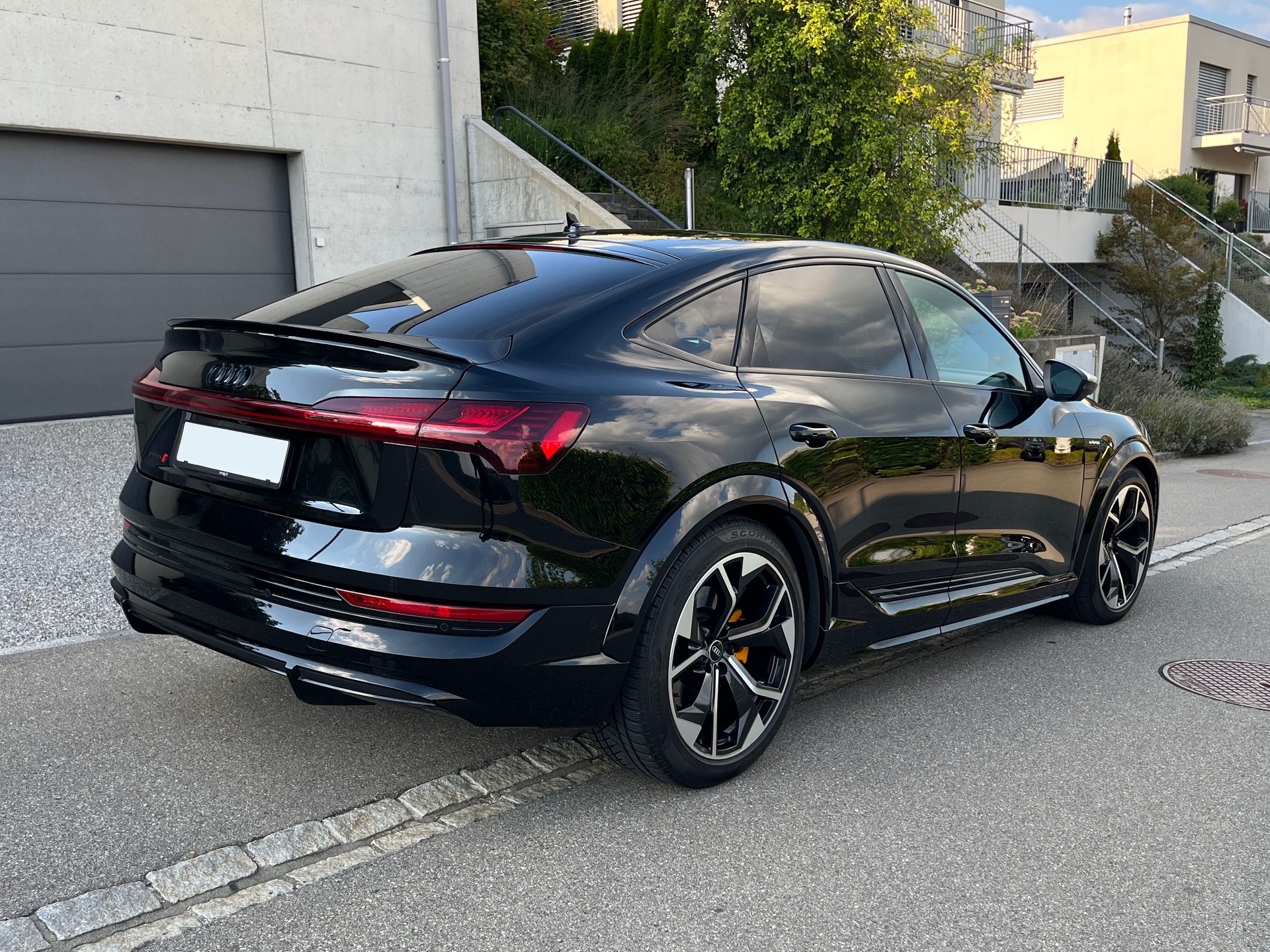 AUDI e-tron S Sportback quattro-image-4