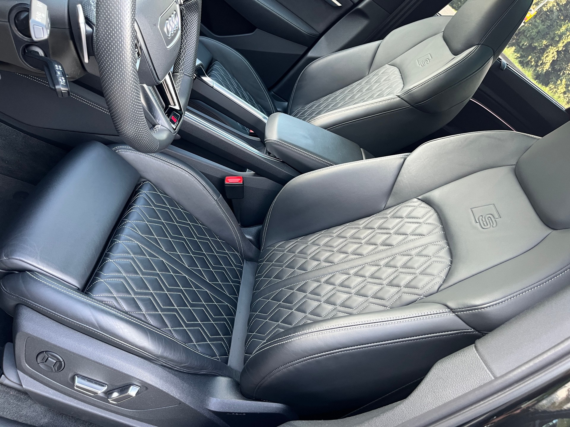 AUDI e-tron S Sportback quattro-image-10