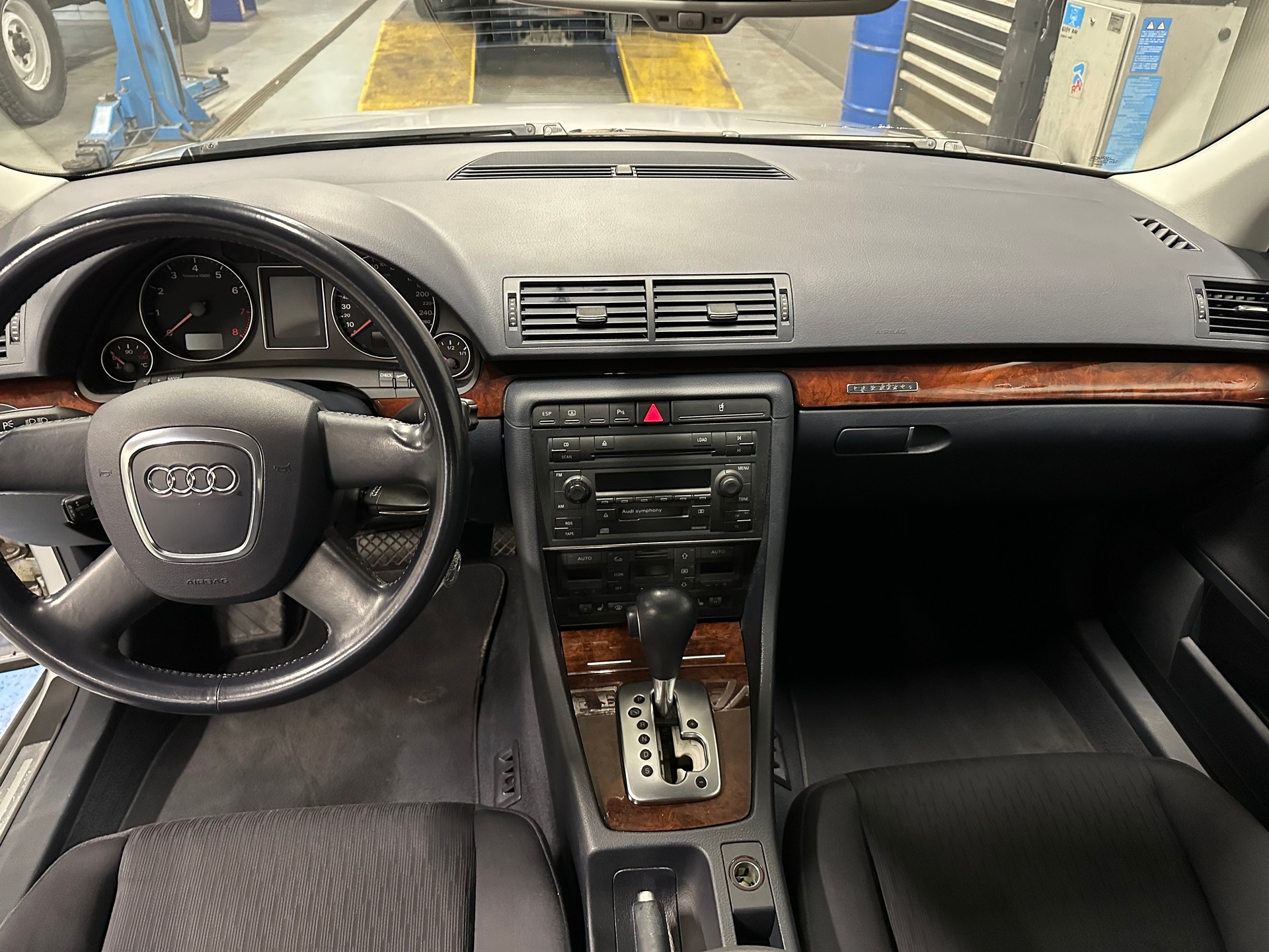 AUDI A4 3.2 FSI quattro-image-9