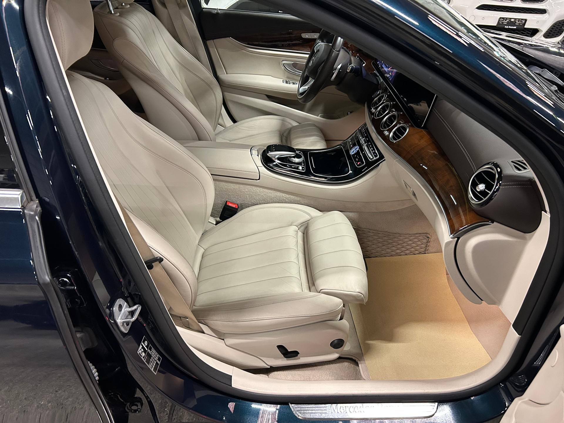MERCEDES-BENZ E 220 d Exclusive 4Matic 9G-Tronic-image-11