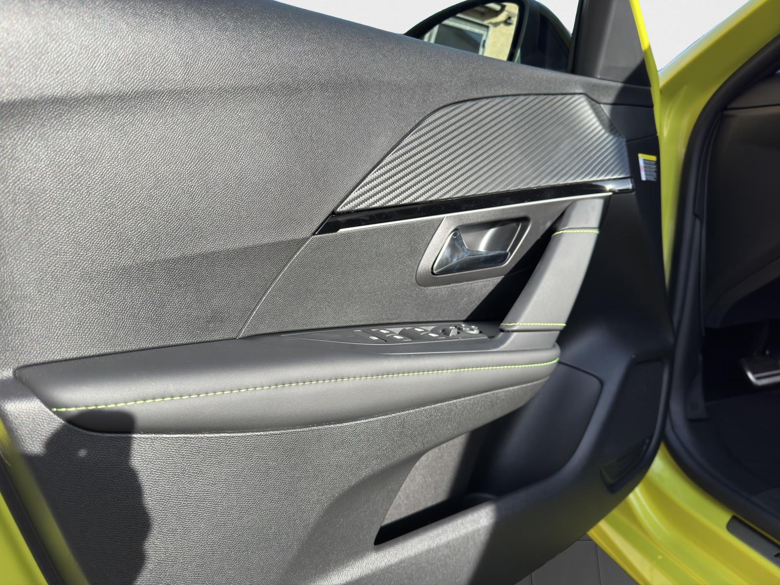 PEUGEOT 208 1.2 Hybrid GT-image-17