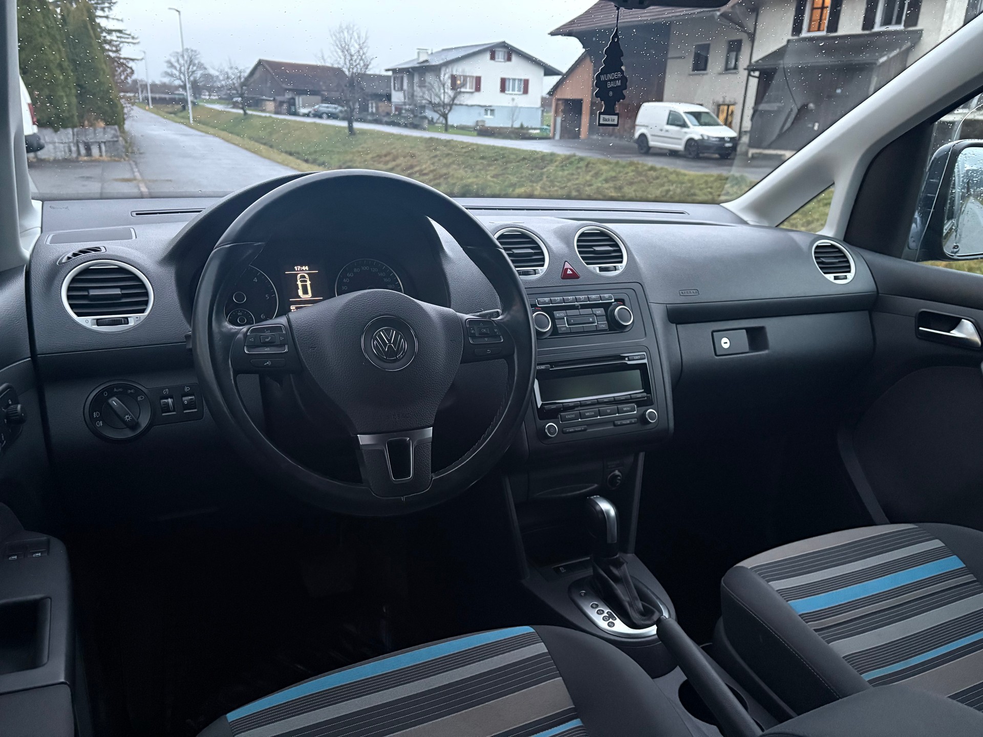 VW CaddyMaxi Family Tramper 1.6 TDI BlueMotion-image-9