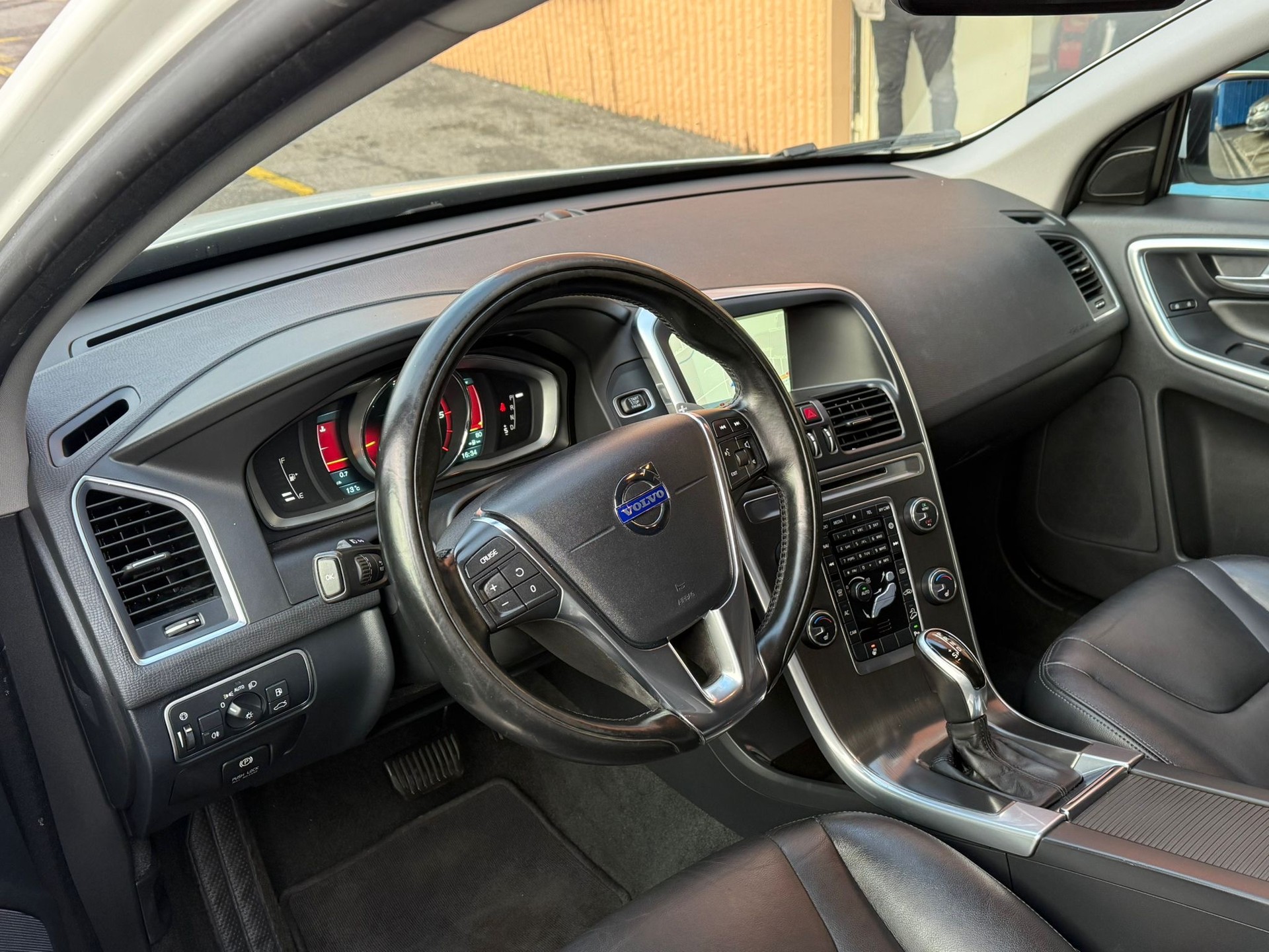 VOLVO XC60 D4 AWD Husky Edition Geartronic-image-11