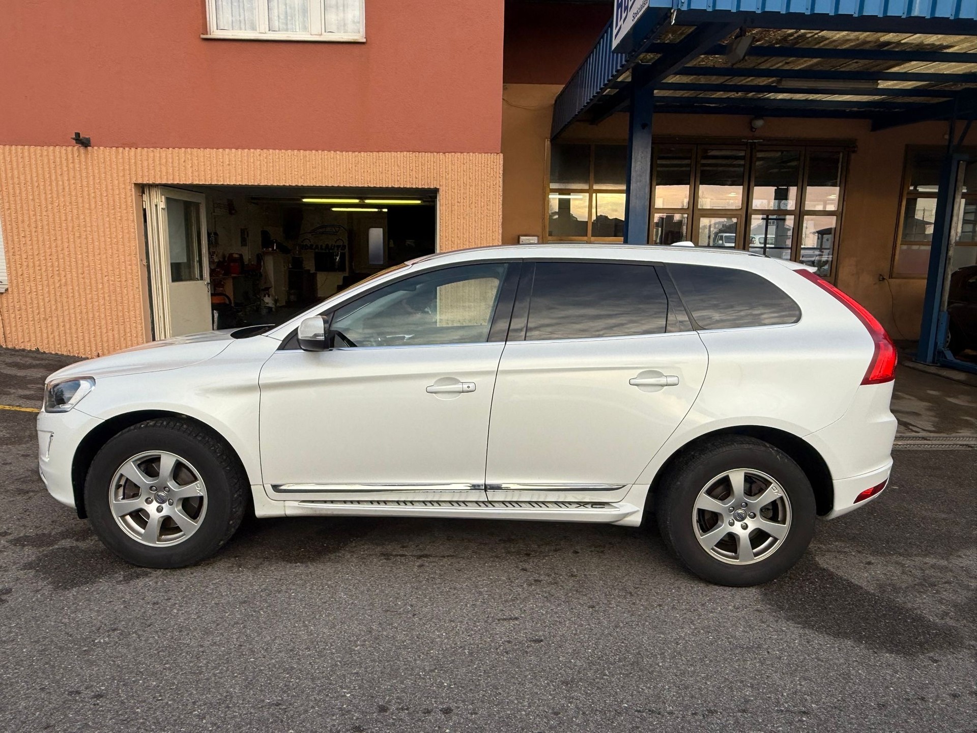 VOLVO XC60 D4 AWD Husky Edition Geartronic-image-3