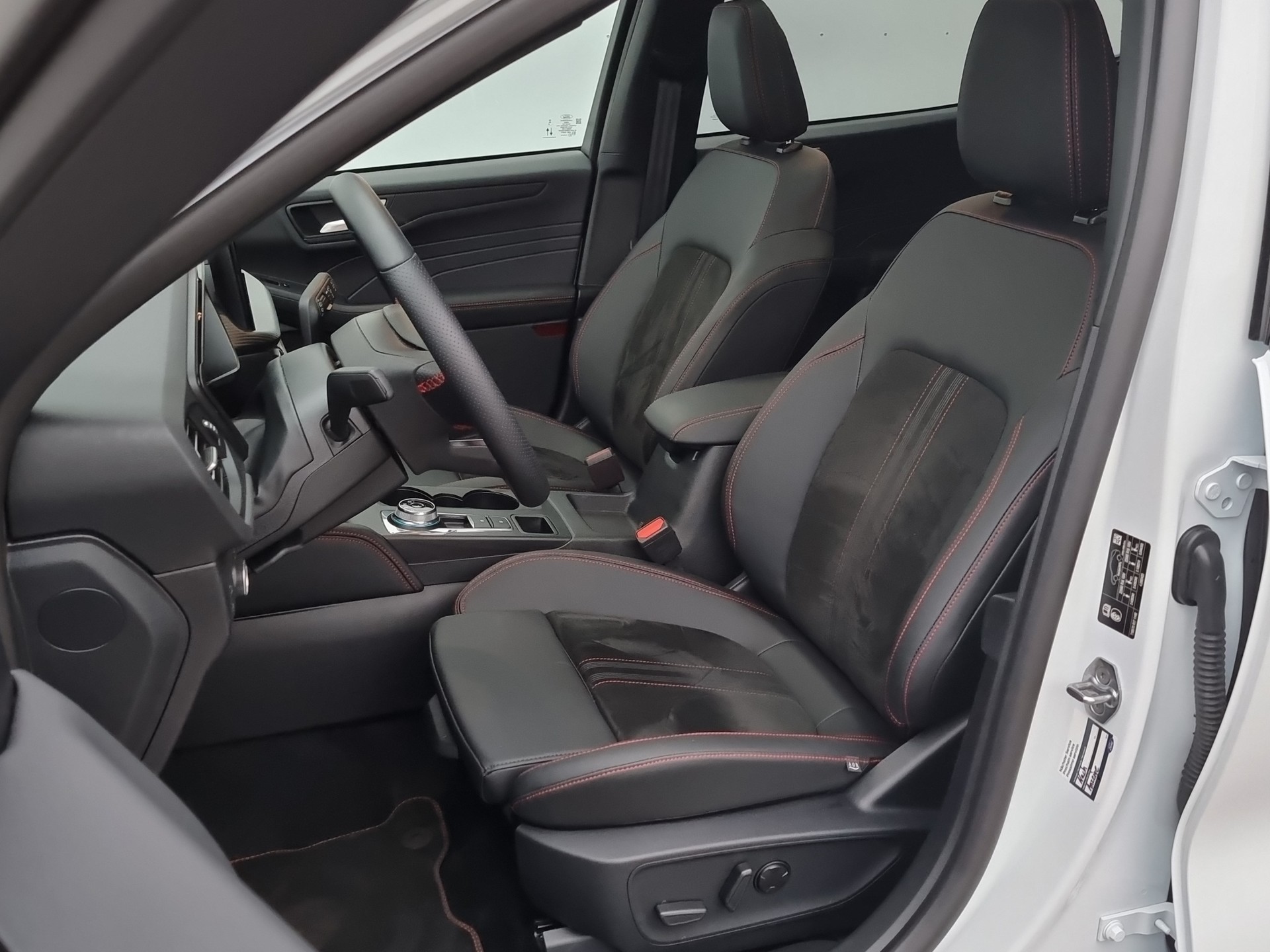 FORD Kuga 2.5 Plug-in Hybrid ST-Line X-image-12
