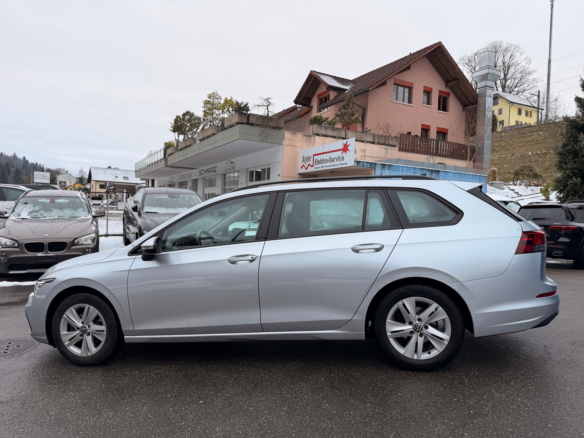 VW Golf Variant 1.0 eTSI mHEV Life DSG-image-5