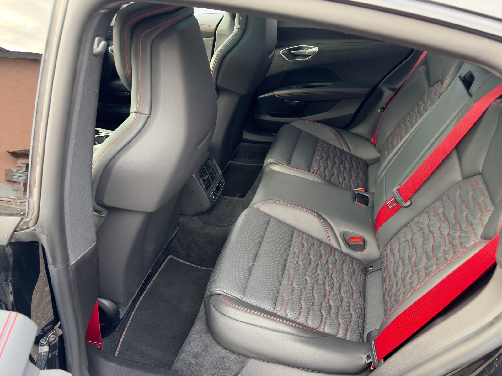 AUDI RS e-tron GT quattro-image-12