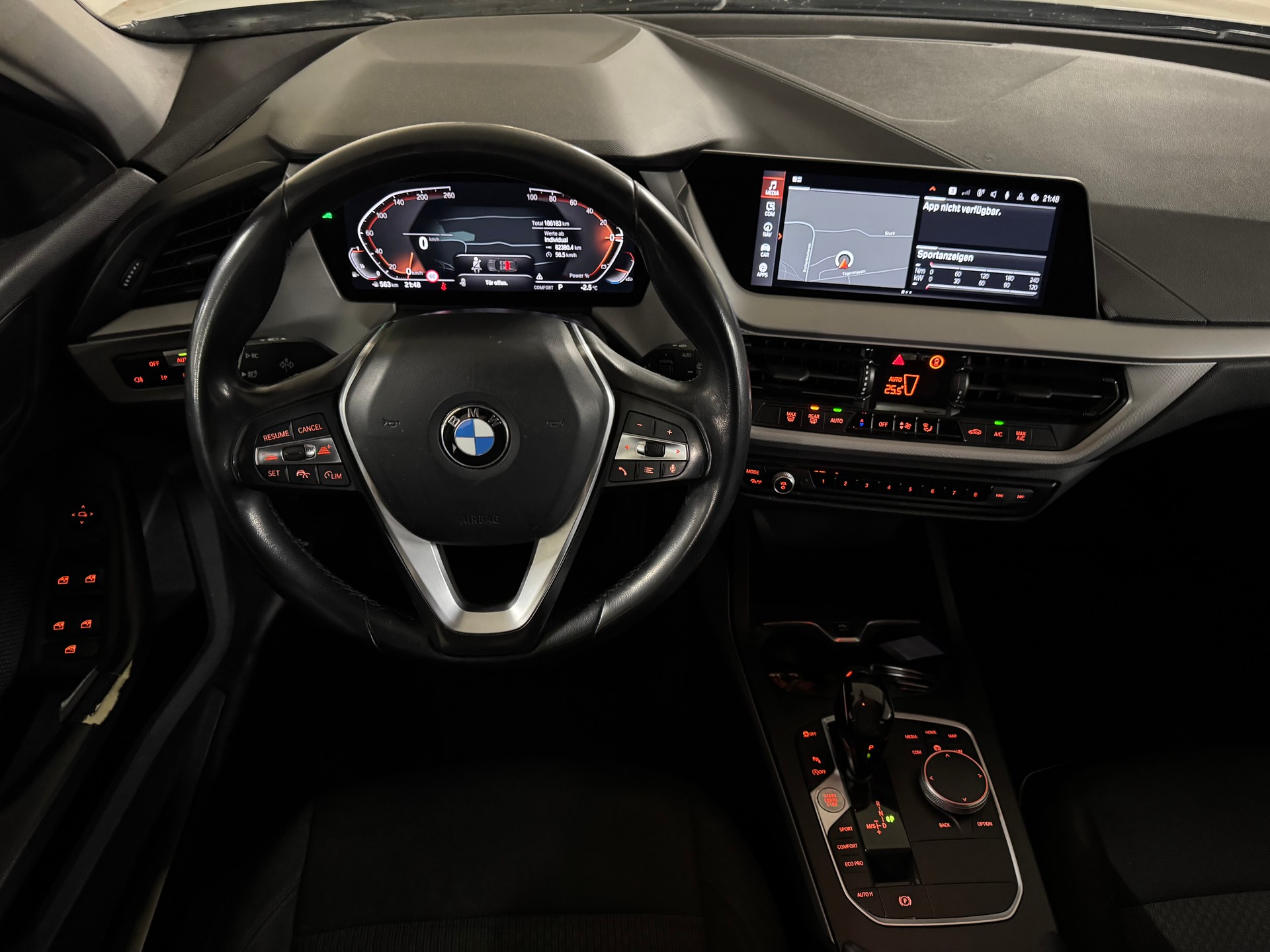 BMW 118i Essential Edition Steptronic-image-10