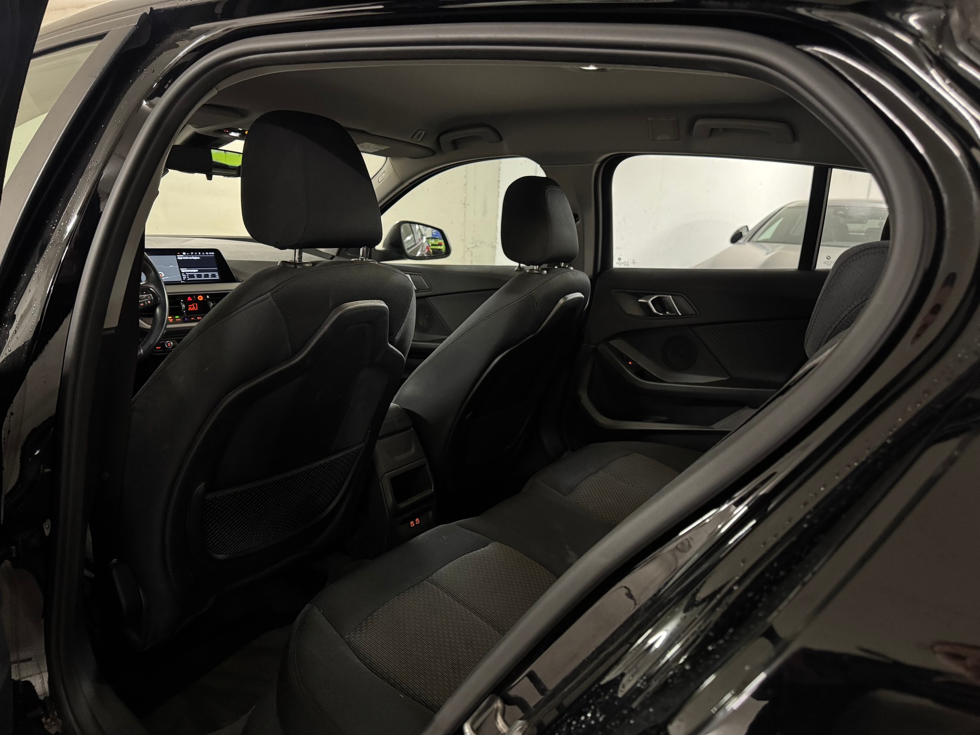 BMW 118i Essential Edition Steptronic-image-12