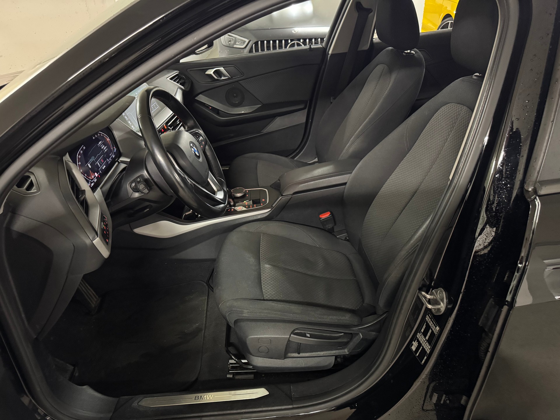 BMW 118i Essential Edition Steptronic-image-9
