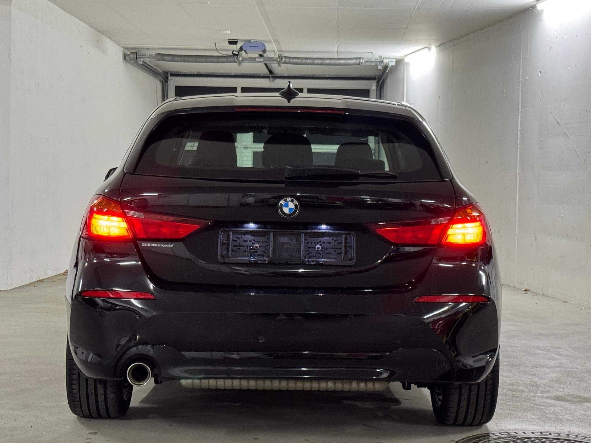 BMW 118i Essential Edition Steptronic-image-4
