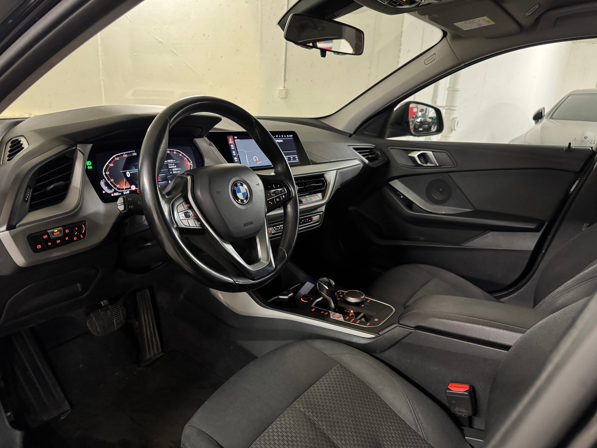 BMW 118i Essential Edition Steptronic-image-7