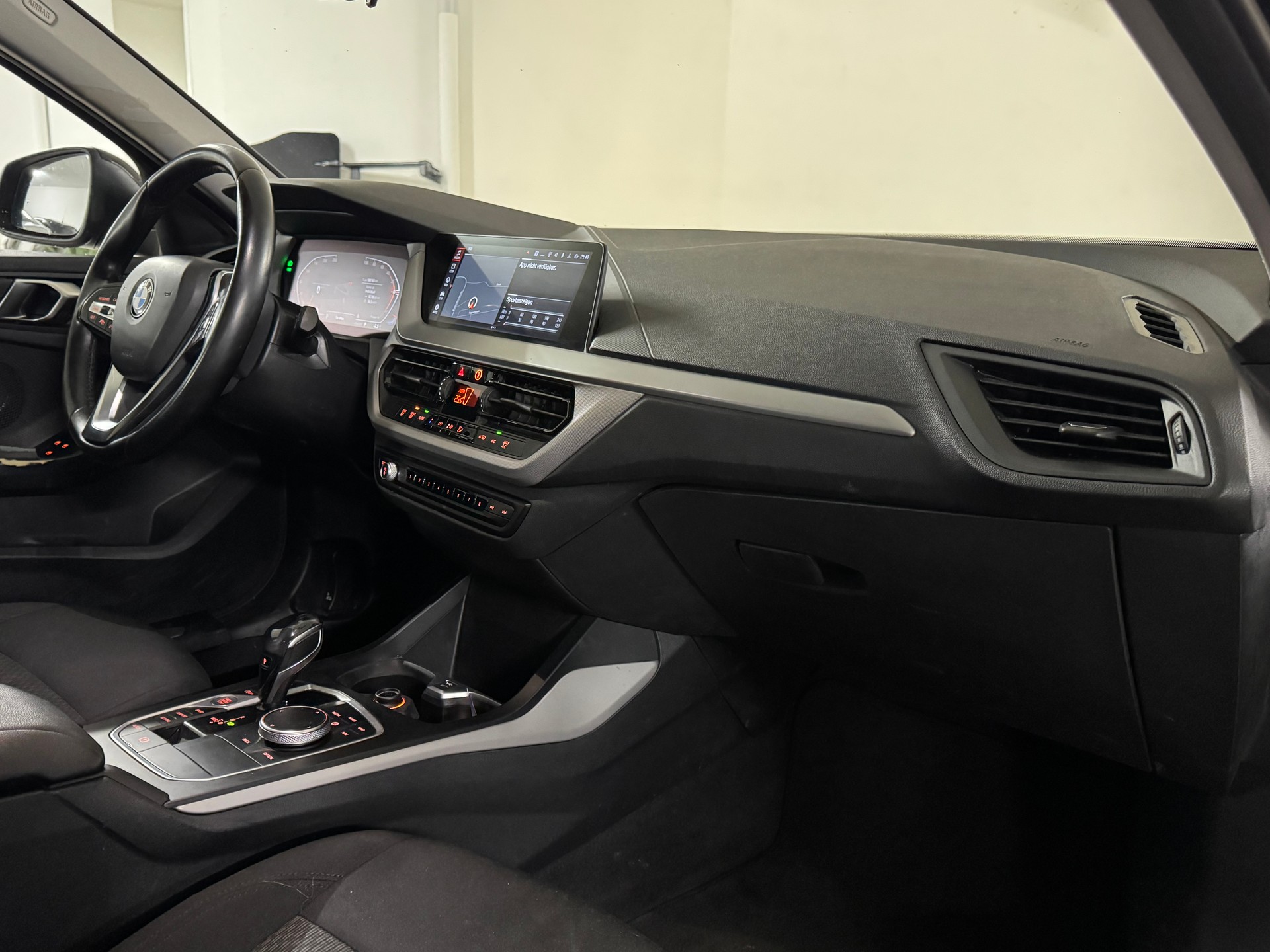 BMW 118i Essential Edition Steptronic-image-11