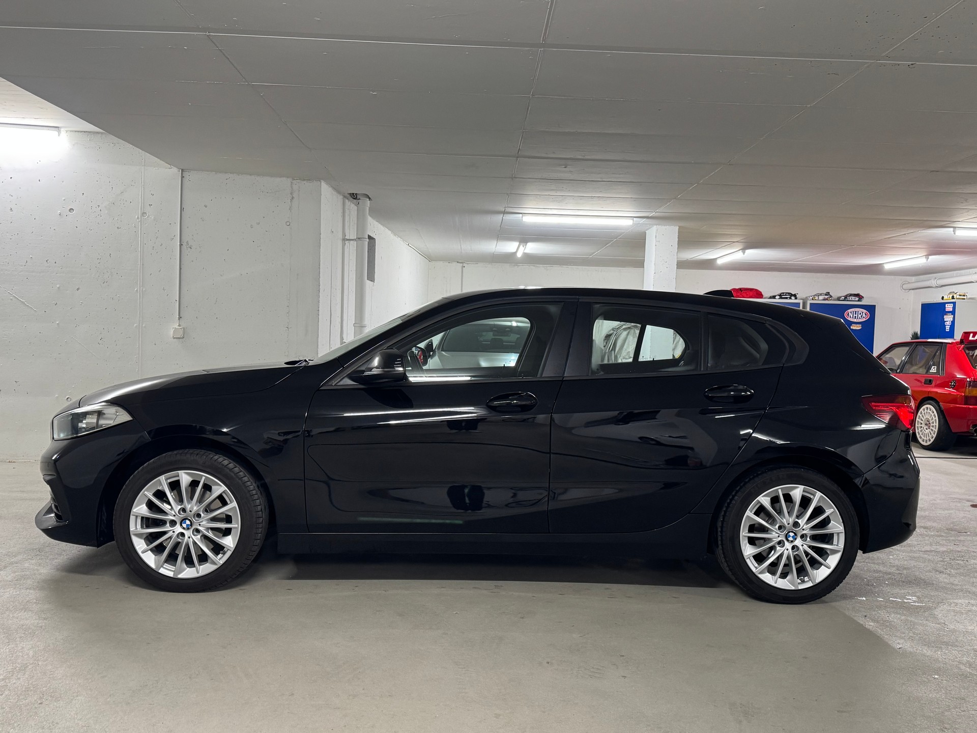 BMW 118i Essential Edition Steptronic-image-2