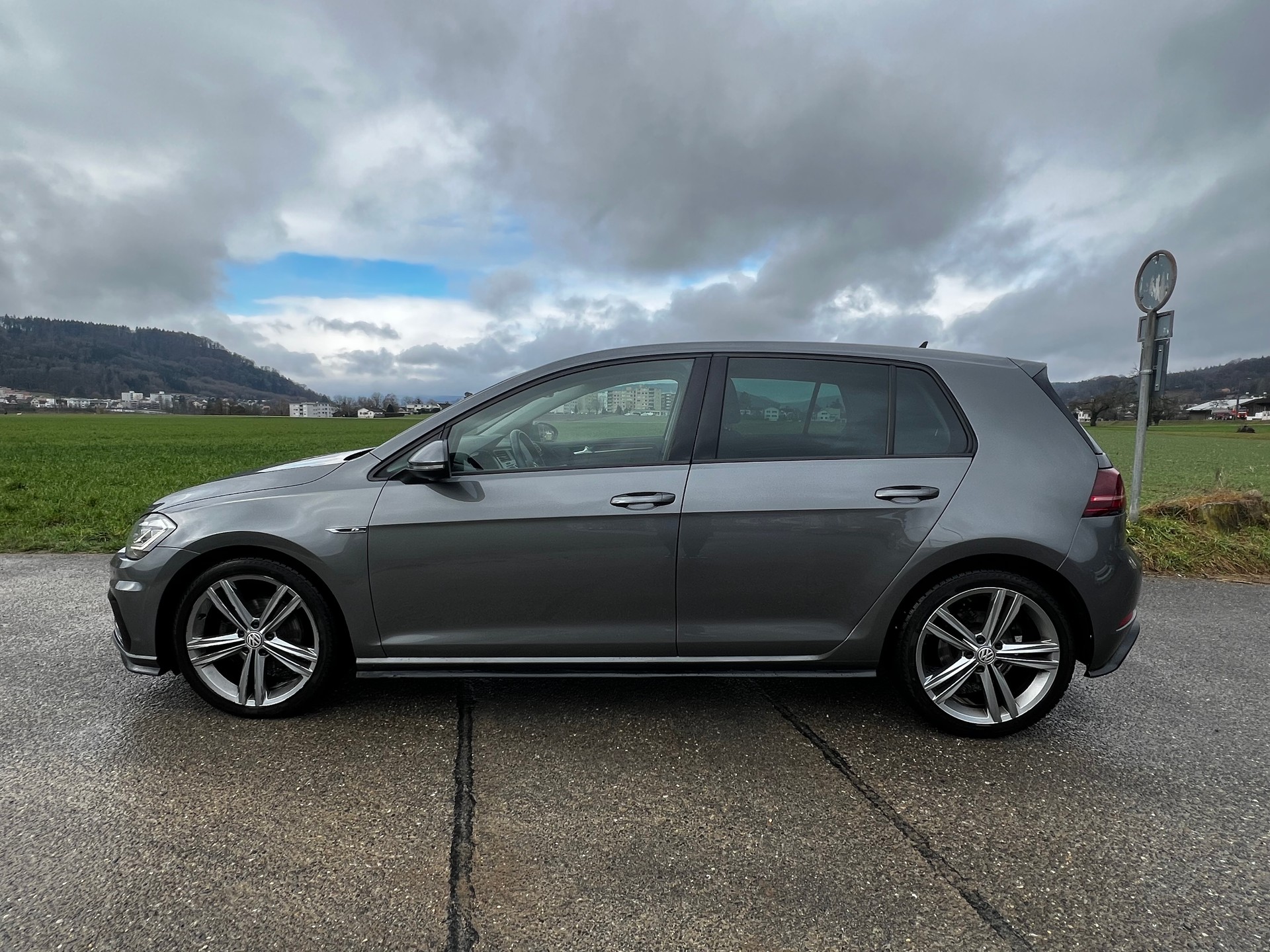 VW Golf 1.0 Tsi R-line-image-1
