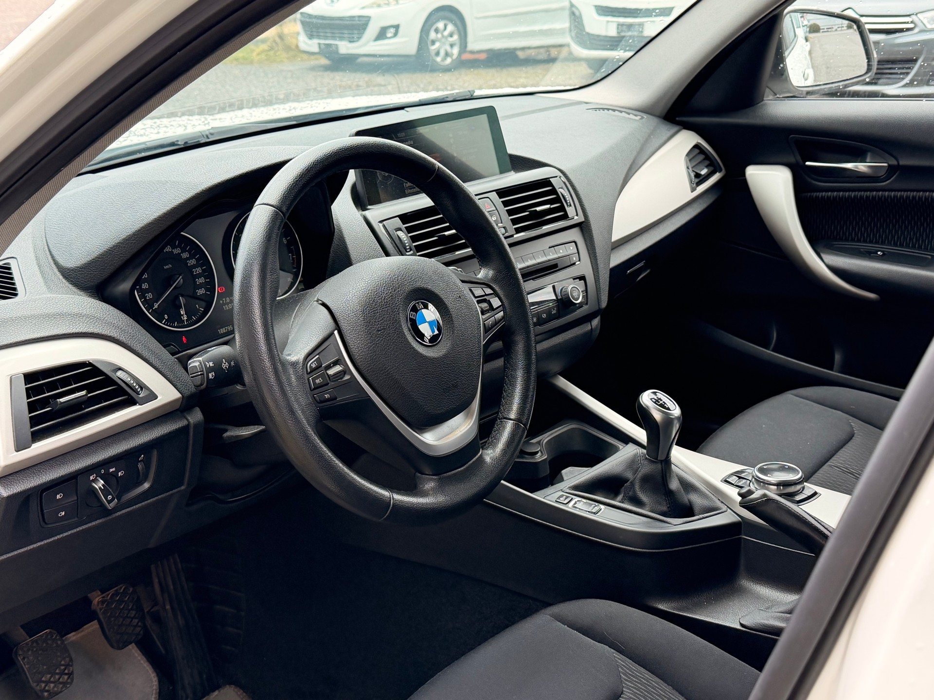 BMW 116i Sport Line-image-8