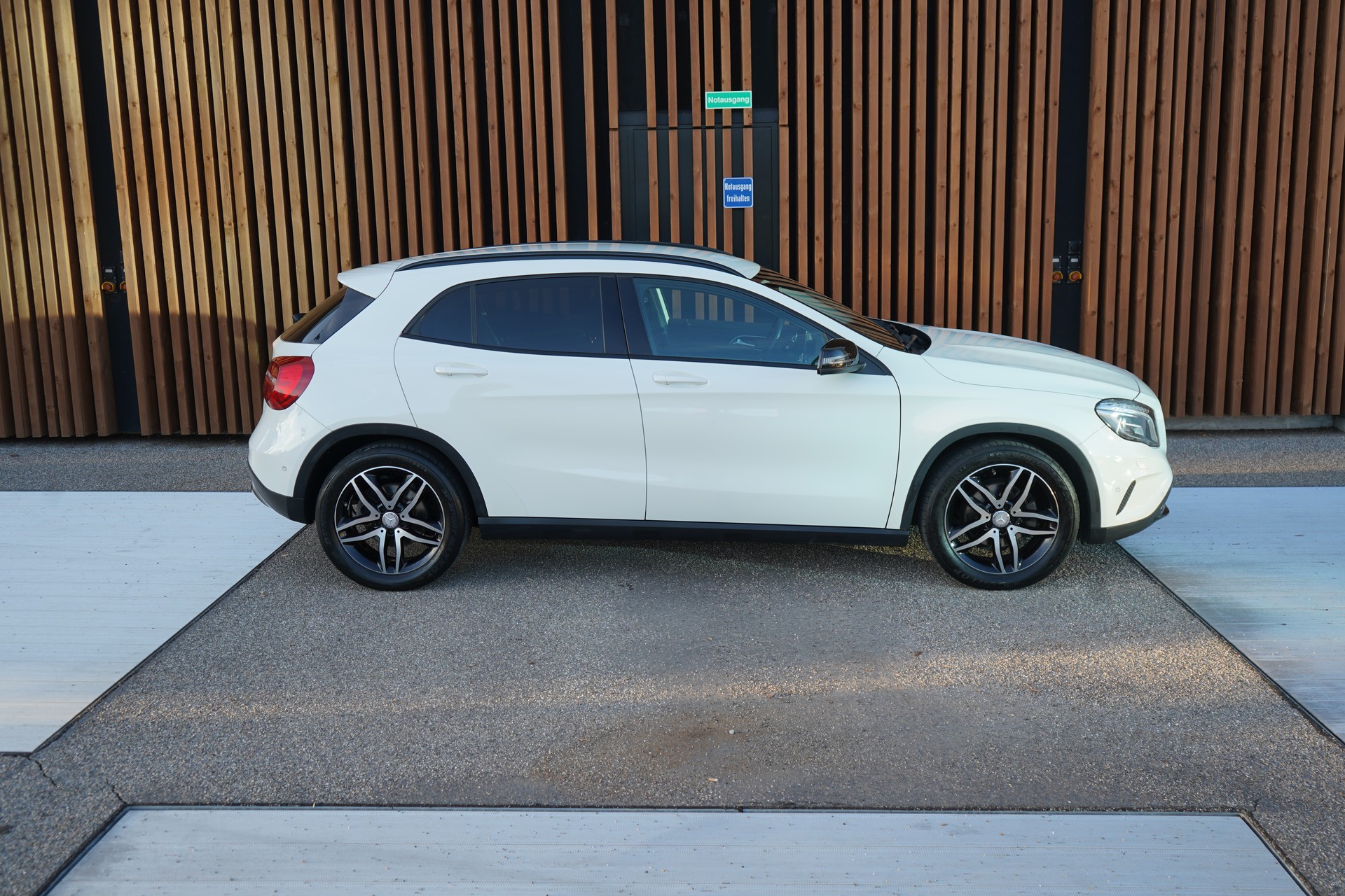 MERCEDES-BENZ GLA 220 CDI URBAN NIGHT 4MATIC 7G-DCT l 170 PS-image-4