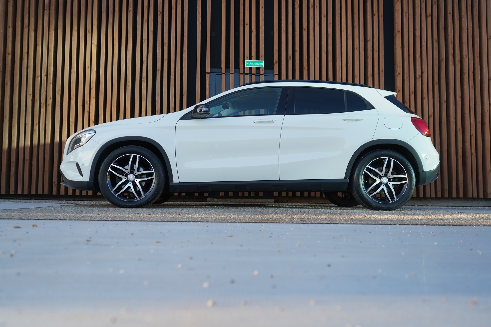 MERCEDES-BENZ GLA 220 CDI URBAN NIGHT 4MATIC 7G-DCT l 170 PS-image-1
