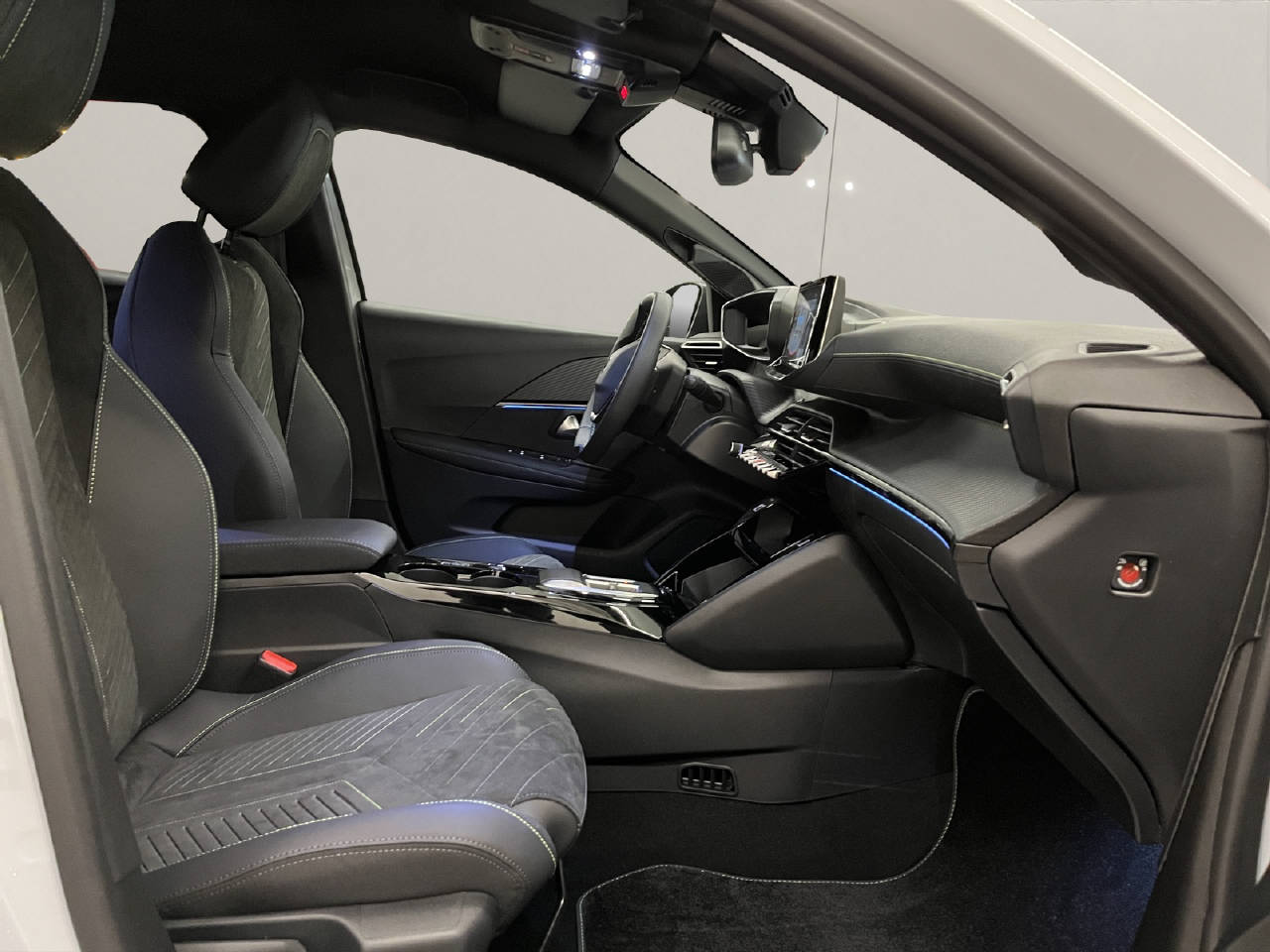 PEUGEOT 208 1.2 Hybrid 145 GT-image-11