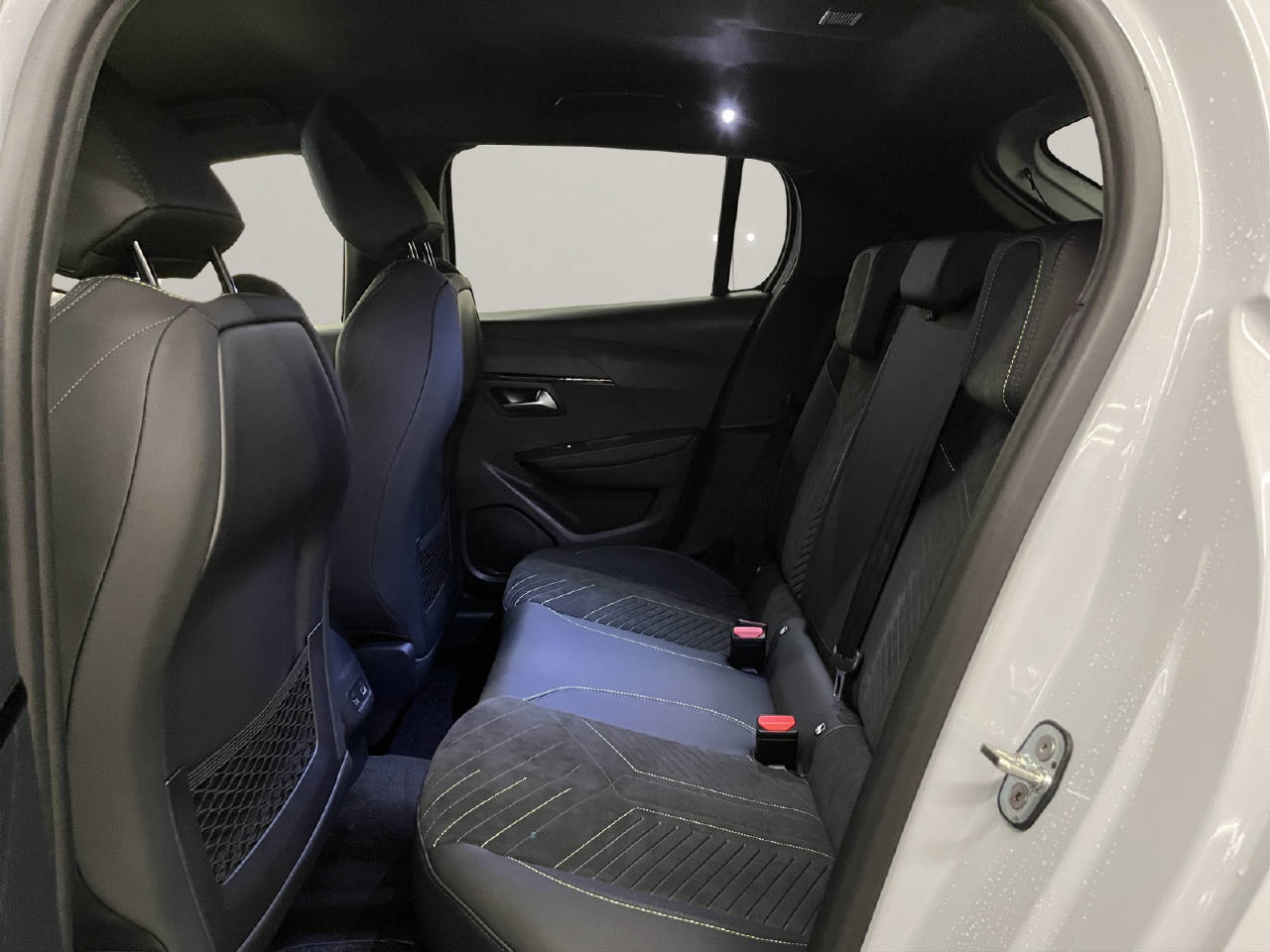 PEUGEOT 208 1.2 Hybrid 145 GT-image-10
