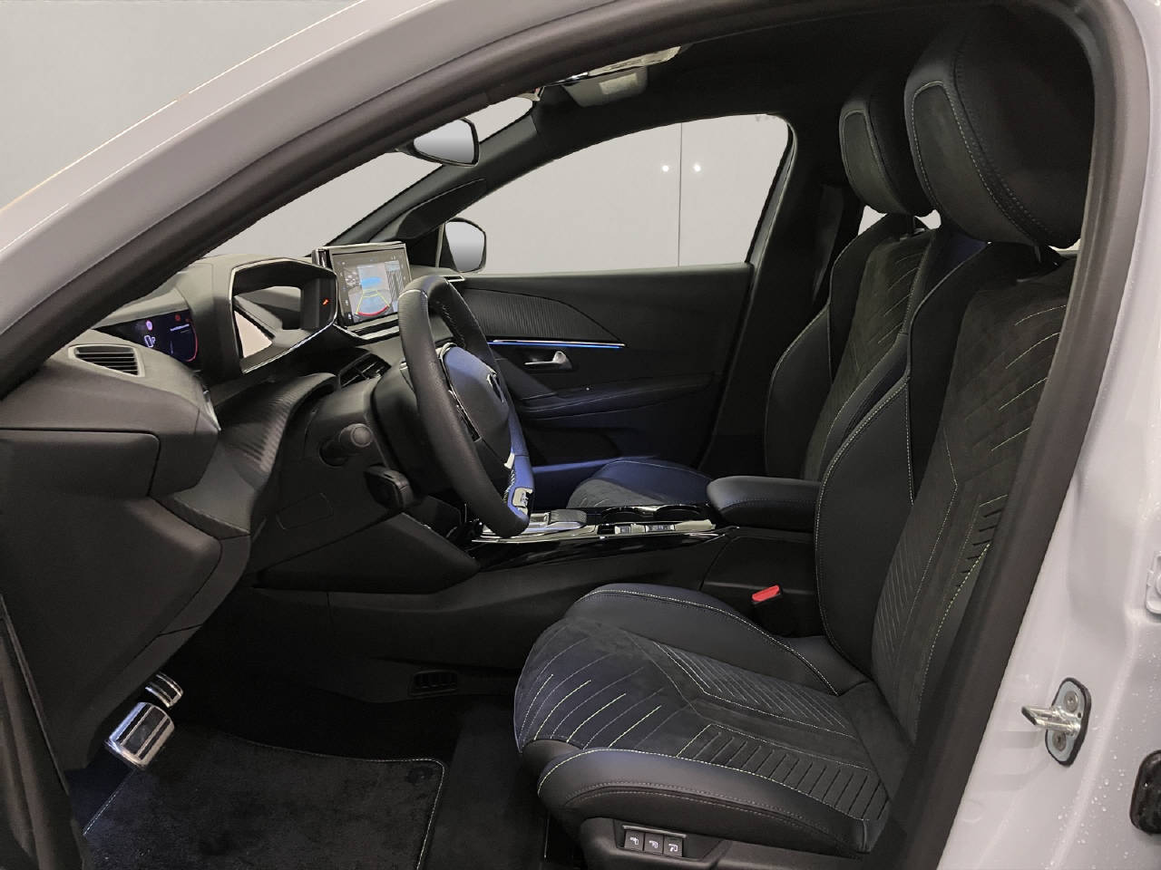 PEUGEOT 208 1.2 Hybrid 145 GT-image-4