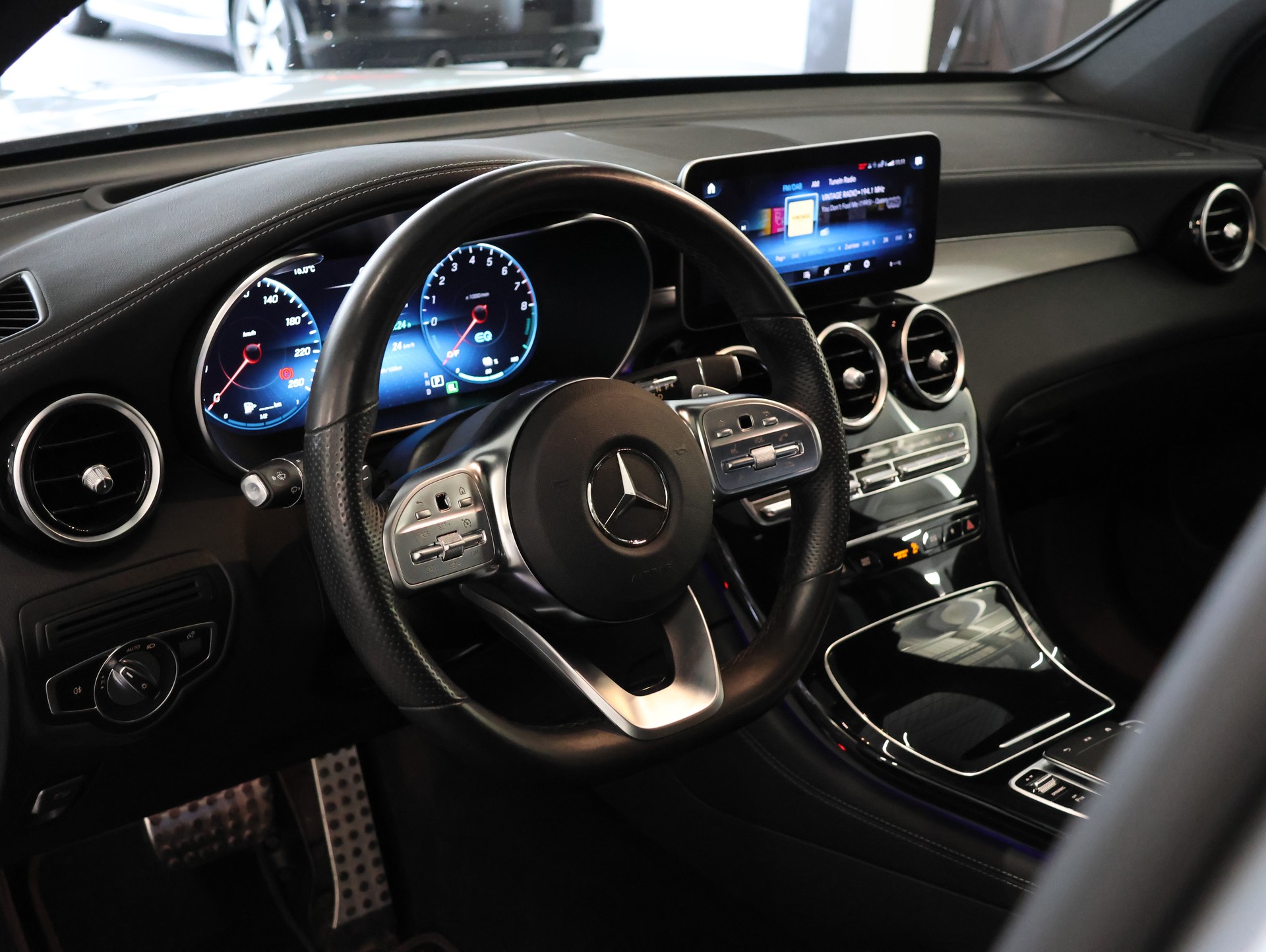 MERCEDES-BENZ GLC Coupé 300 e AMG Line 9G-Tronic *Pano* *360° Kamera* *Burmester*-image-21