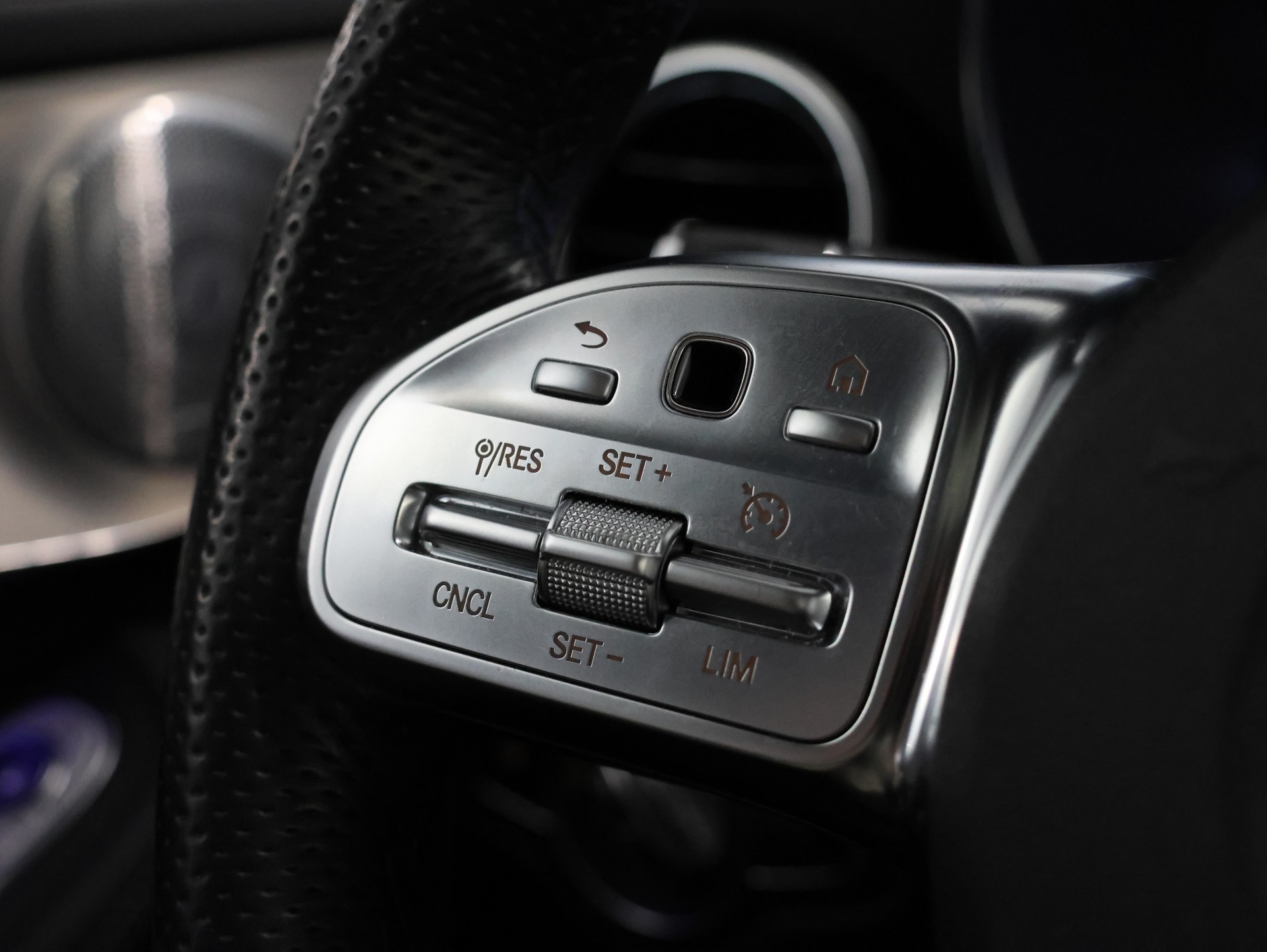 MERCEDES-BENZ GLC Coupé 300 e AMG Line 9G-Tronic *Pano* *360° Kamera* *Burmester*-image-24